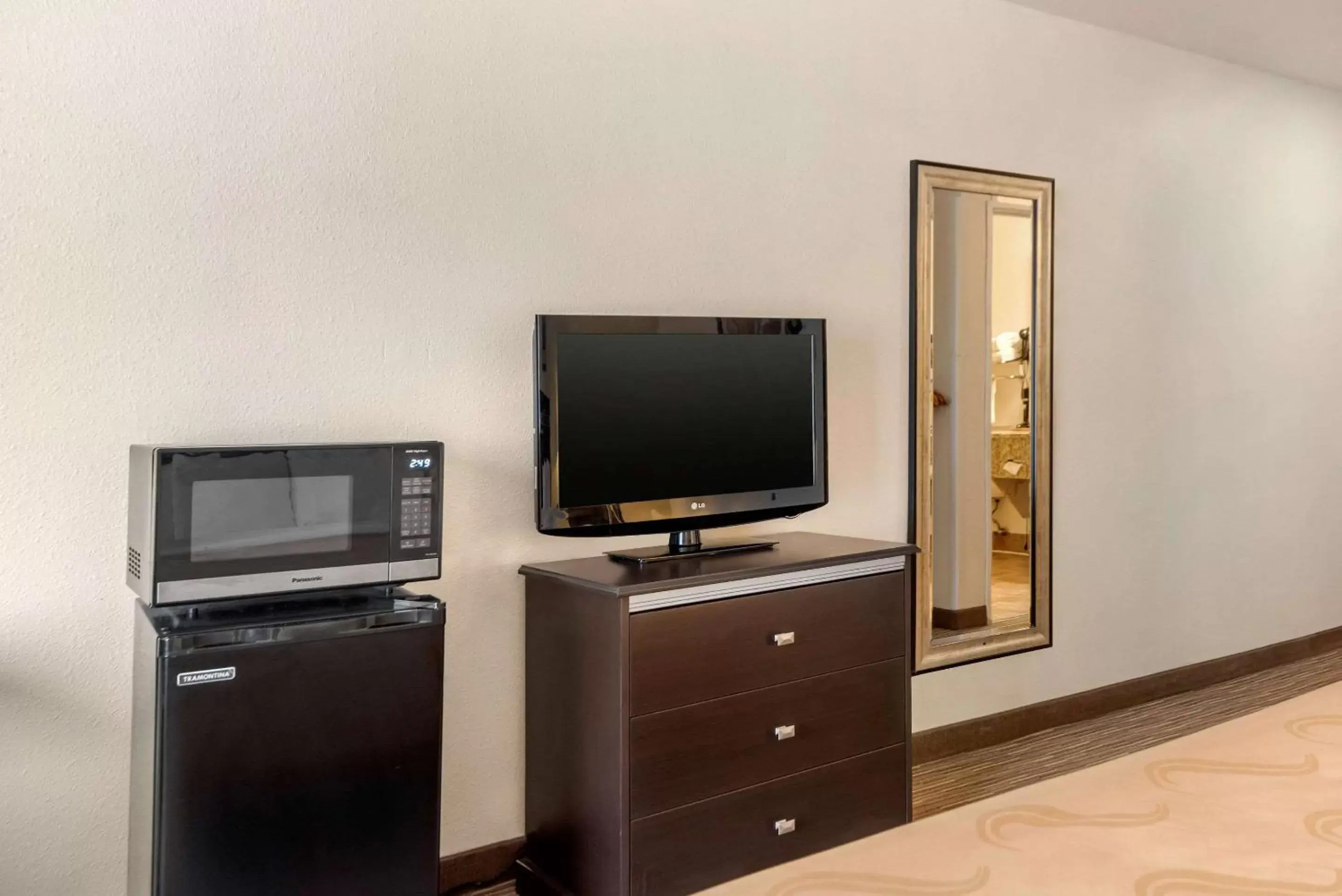 Photo of the whole room, TV/Entertainment Center in Quality Inn & Suites Limon