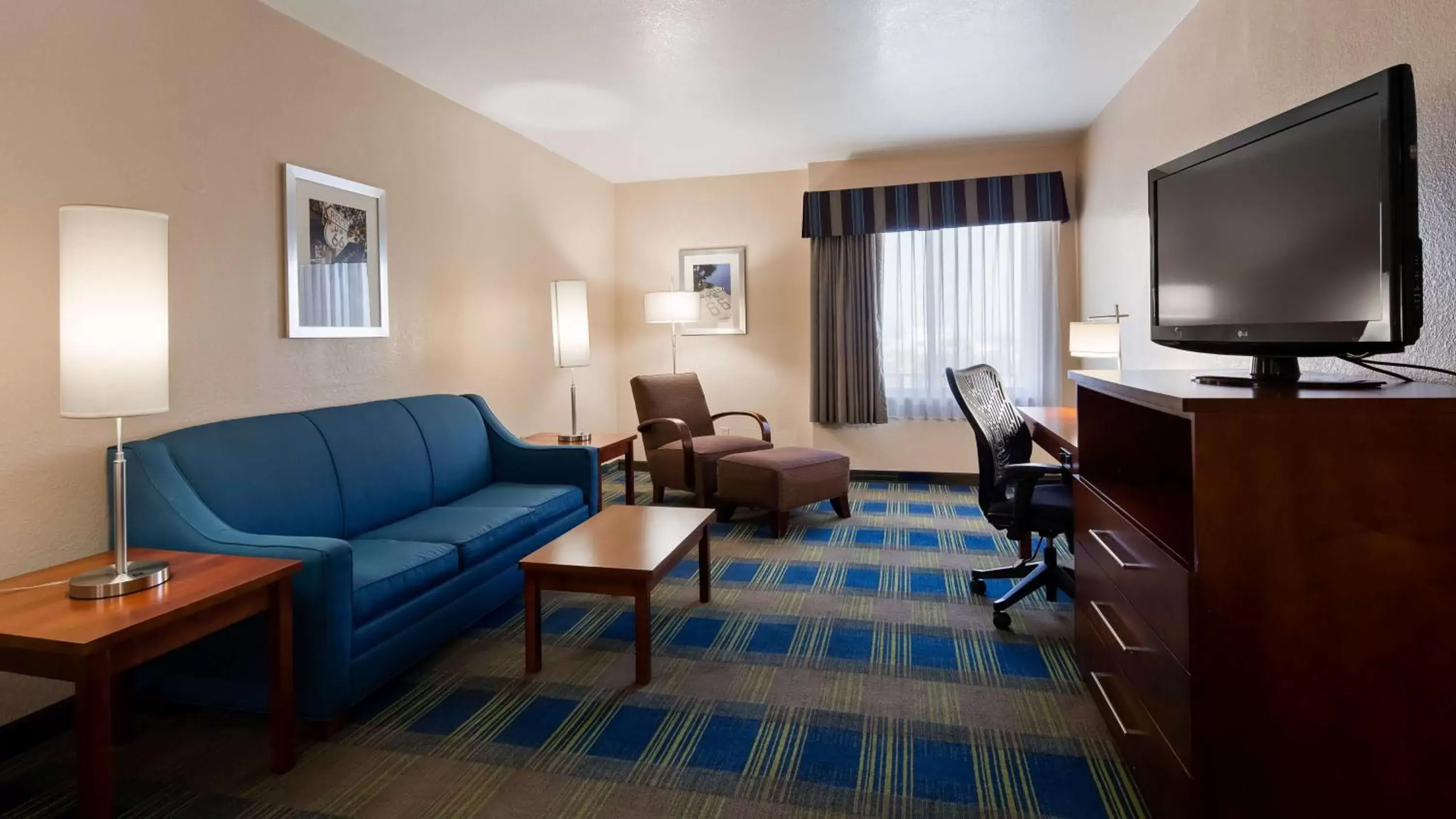 Photo of the whole room, Seating Area in Best Western Plus Heritage Inn Ontario Rancho Cucamonga