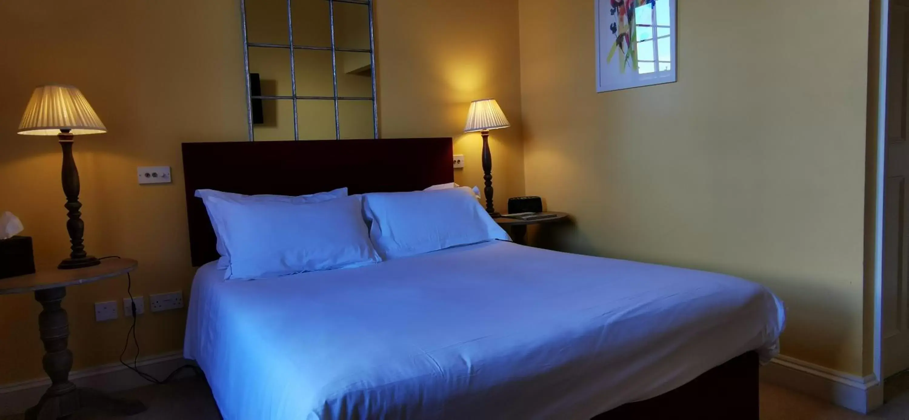 Bedroom, Bed in Buccleuch and Queensberry Arms Hotel