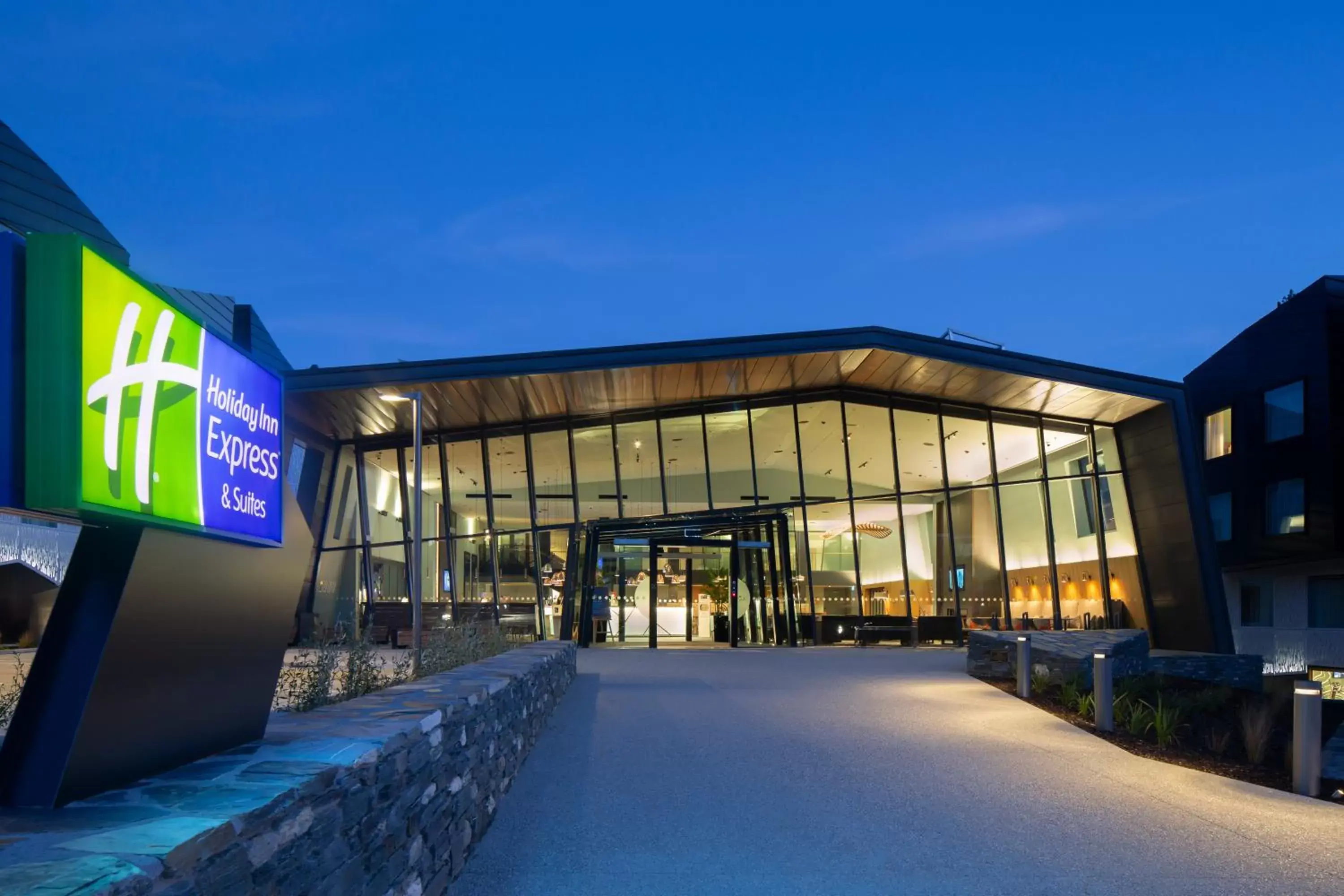 Property Building in Holiday Inn Express & Suites Queenstown, an IHG Hotel