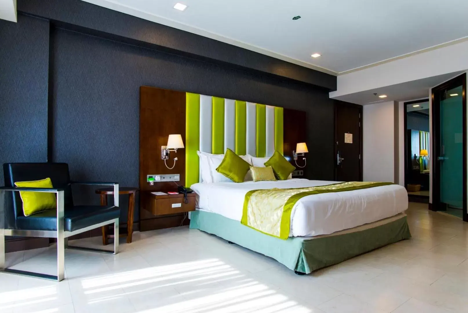 Bedroom, Bed in Platinum Grand