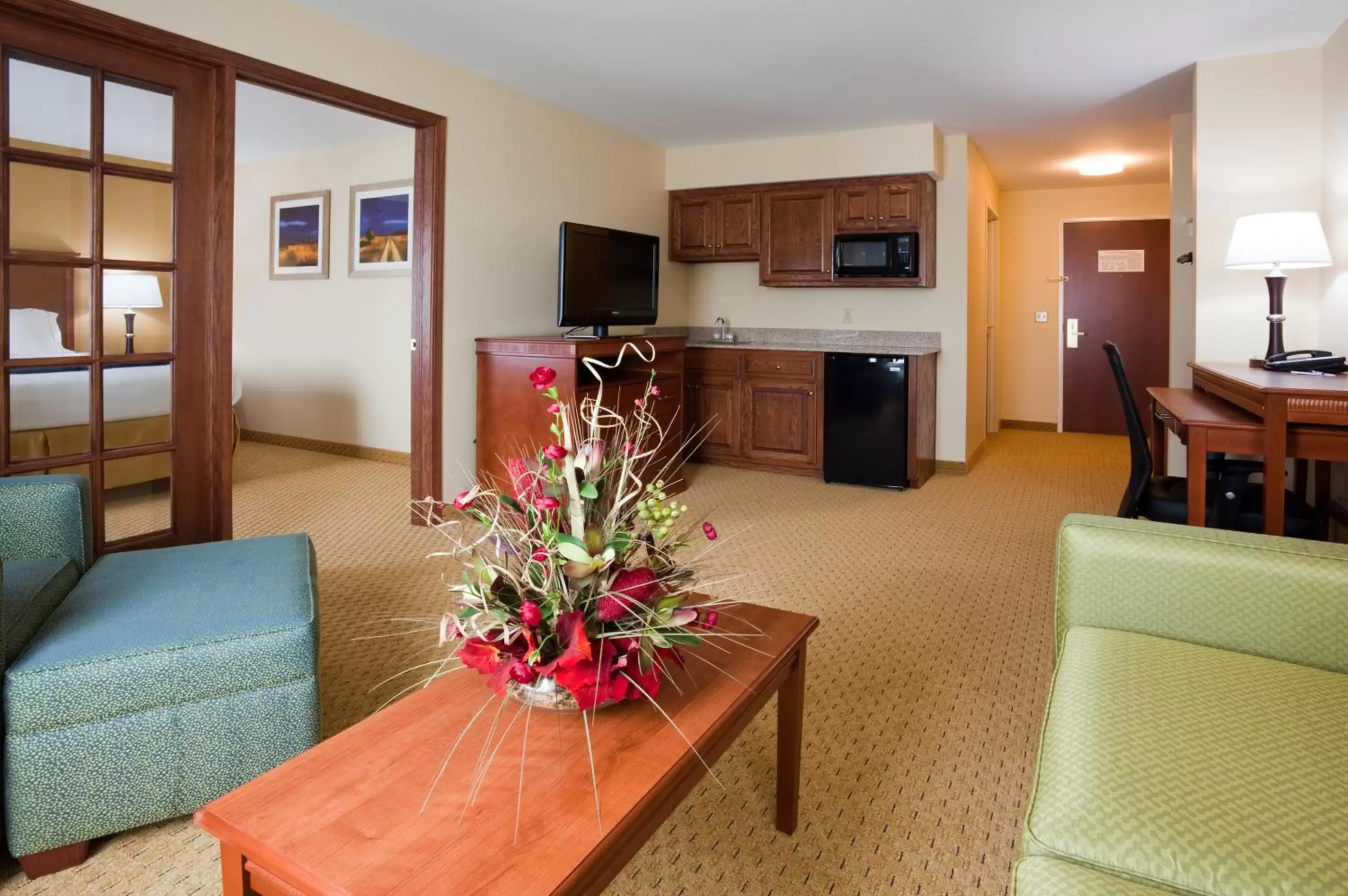 Photo of the whole room, Seating Area in Holiday Inn Express Sheboygan-Kohler / I-43, an IHG Hotel