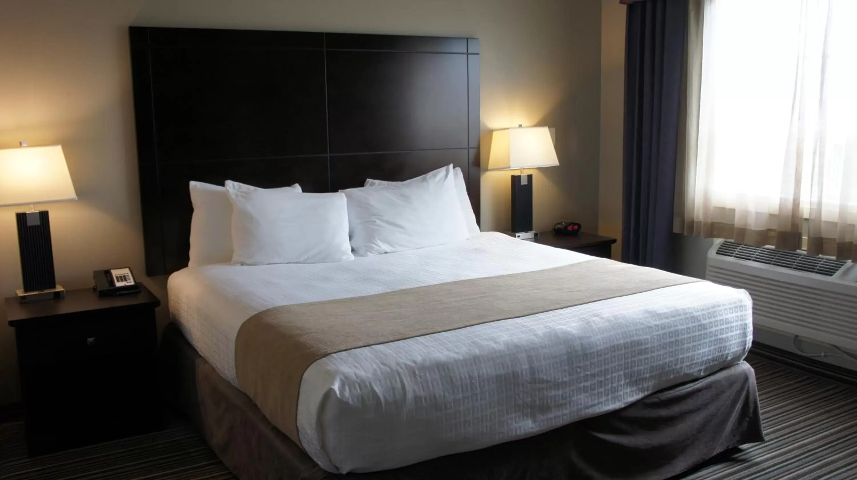Property building, Bed in Best Western PLUS Fort Saskatchewan Inn & Suites
