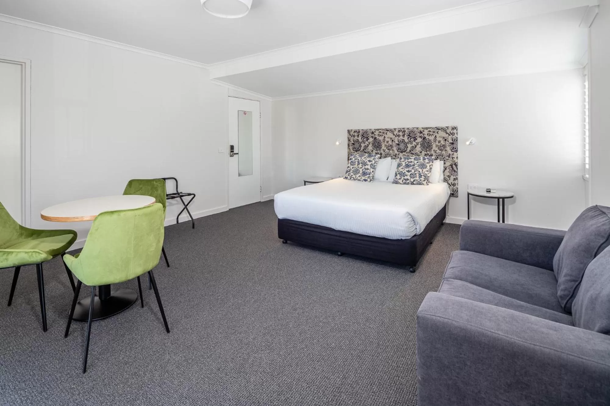 Photo of the whole room, Bed in Batemans Bay Lodge