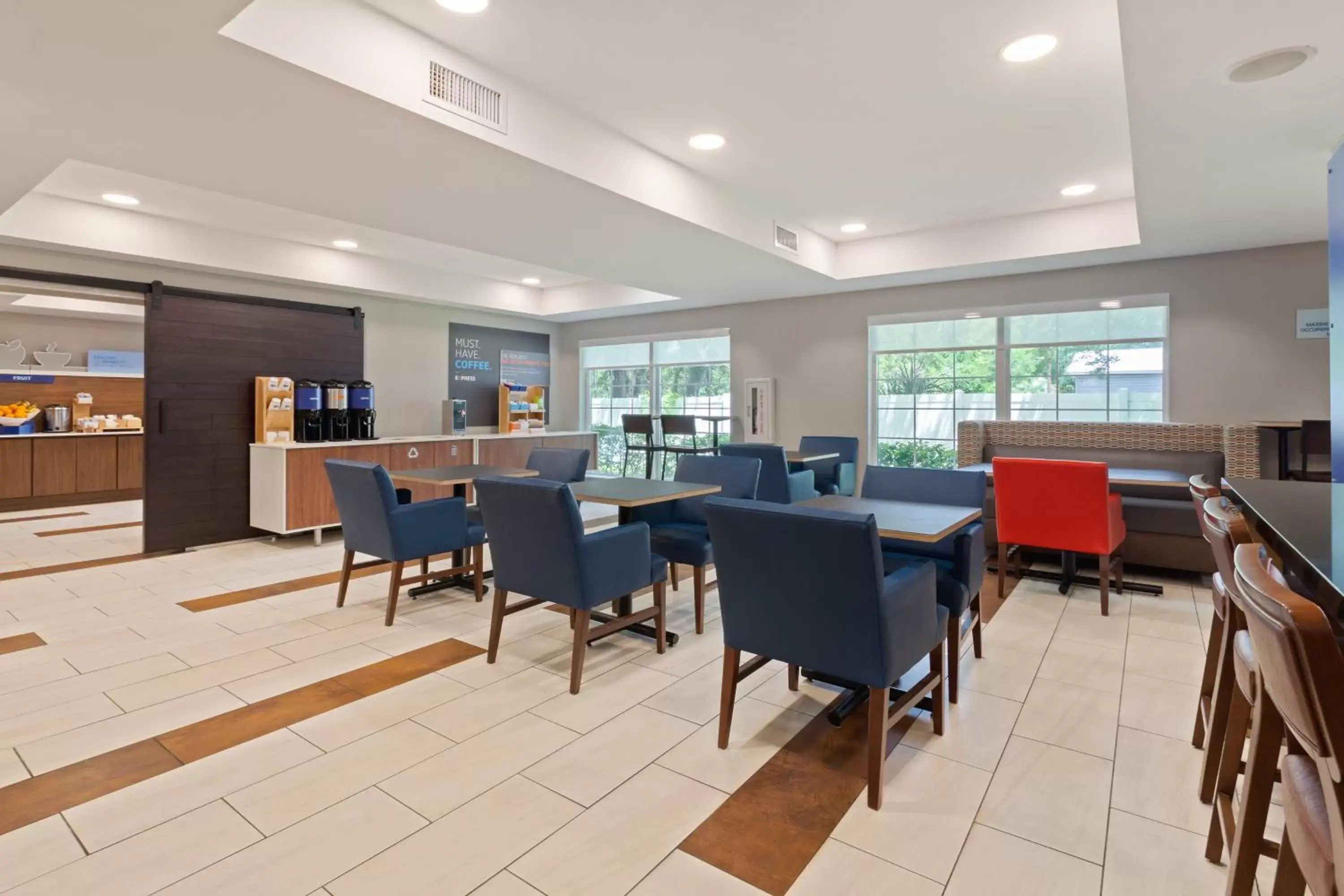Lounge or bar, Restaurant/Places to Eat in Holiday Inn Express Jacksonville East, an IHG Hotel