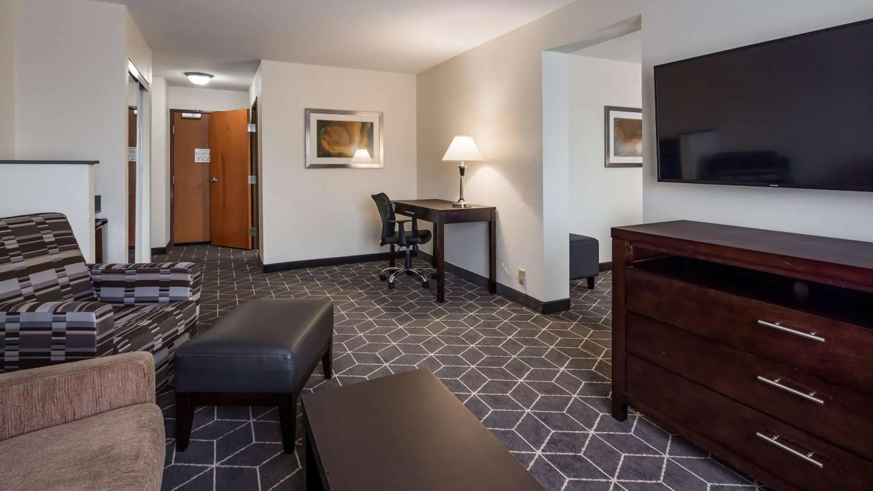 Photo of the whole room, TV/Entertainment Center in Best Western Plus Portage Hotel and Suites