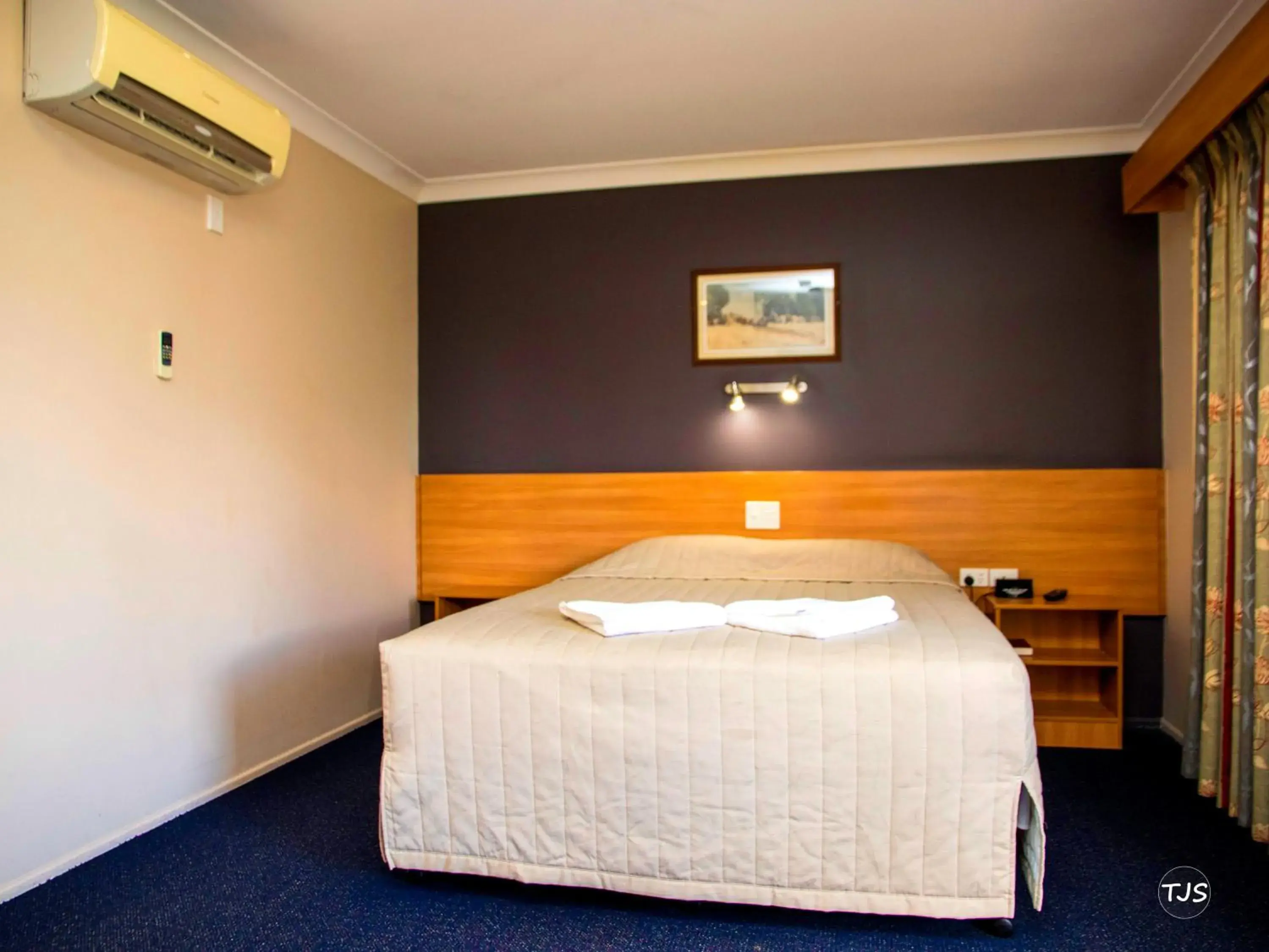 Bedroom, Bed in SunPalms Motel