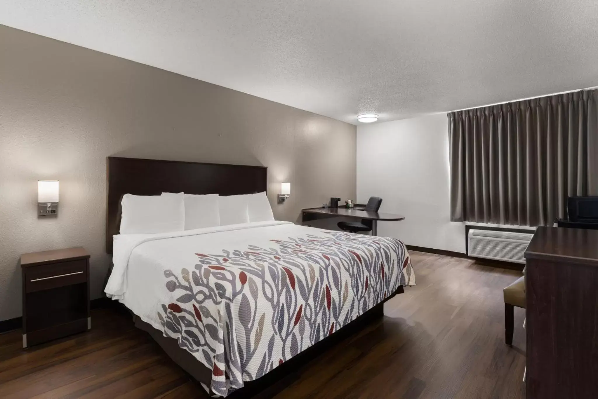 Superior King Room Non-Smoking in Red Roof Inn & Suites Savannah Airport Superior King Room Non-Smoking in Red Roof Inn & Suites Savannah Airport