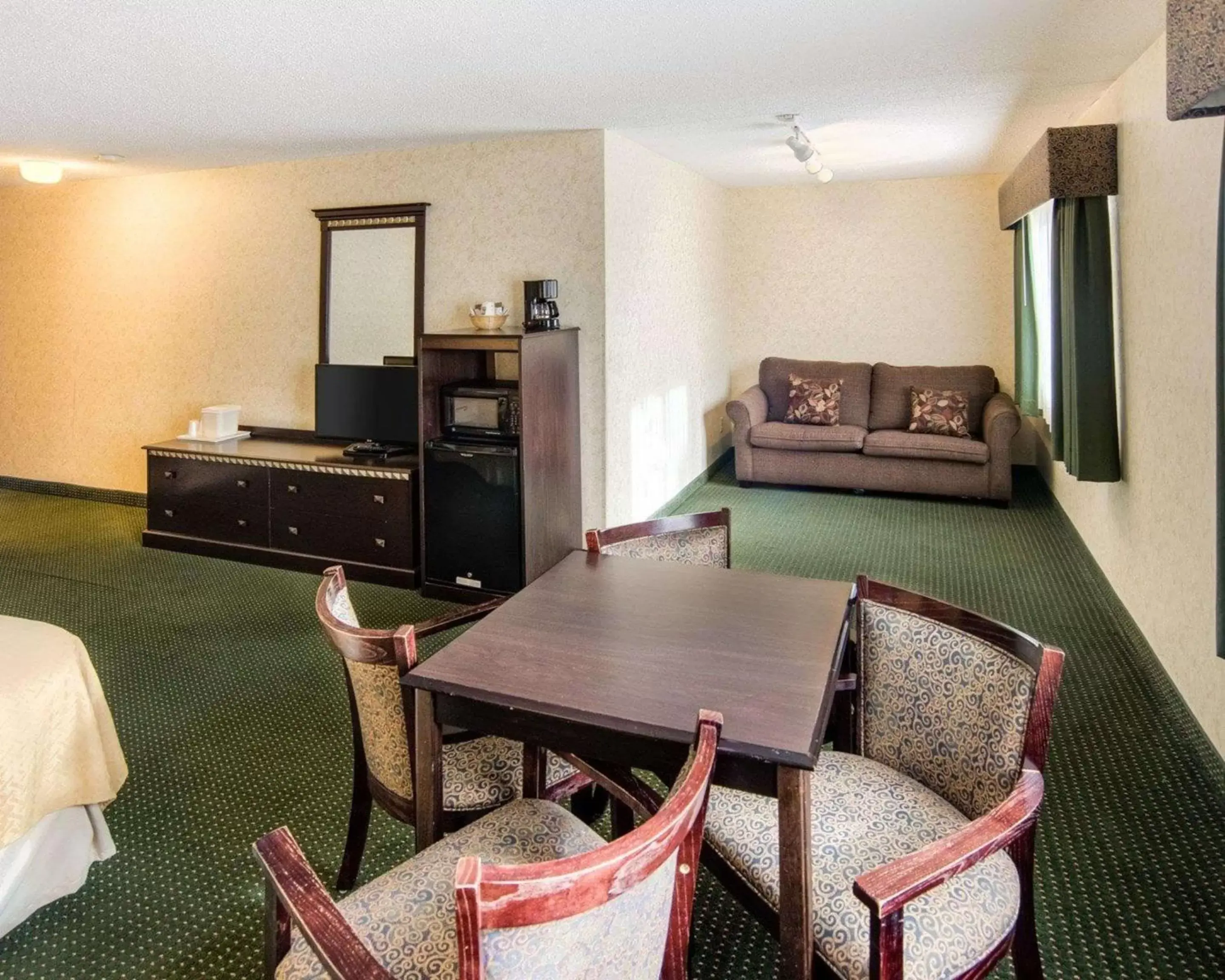 Photo of the whole room, Seating Area in Quality Inn Northtown