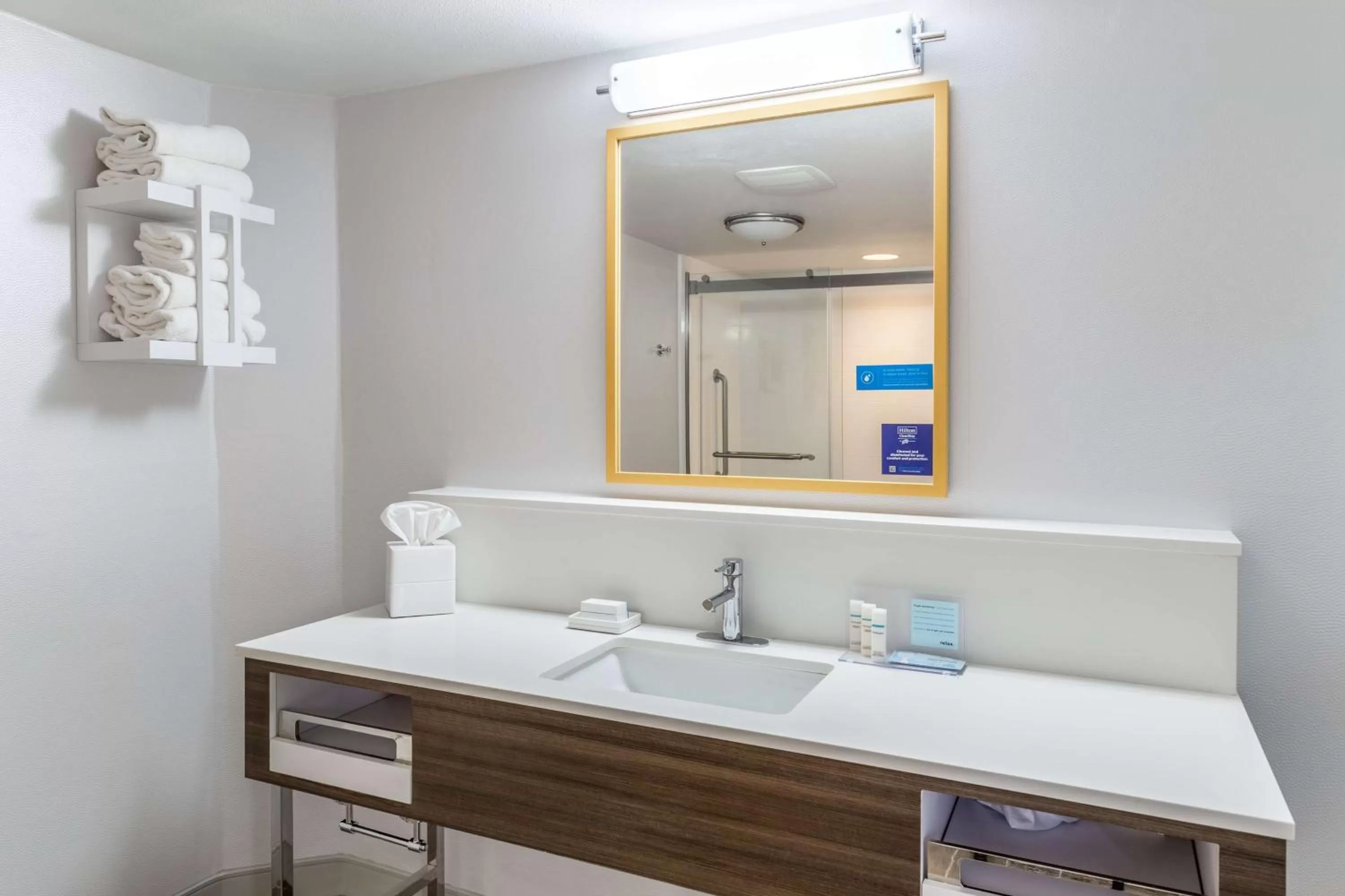 Bathroom in Hampton Inn La Crosse/Onalaska