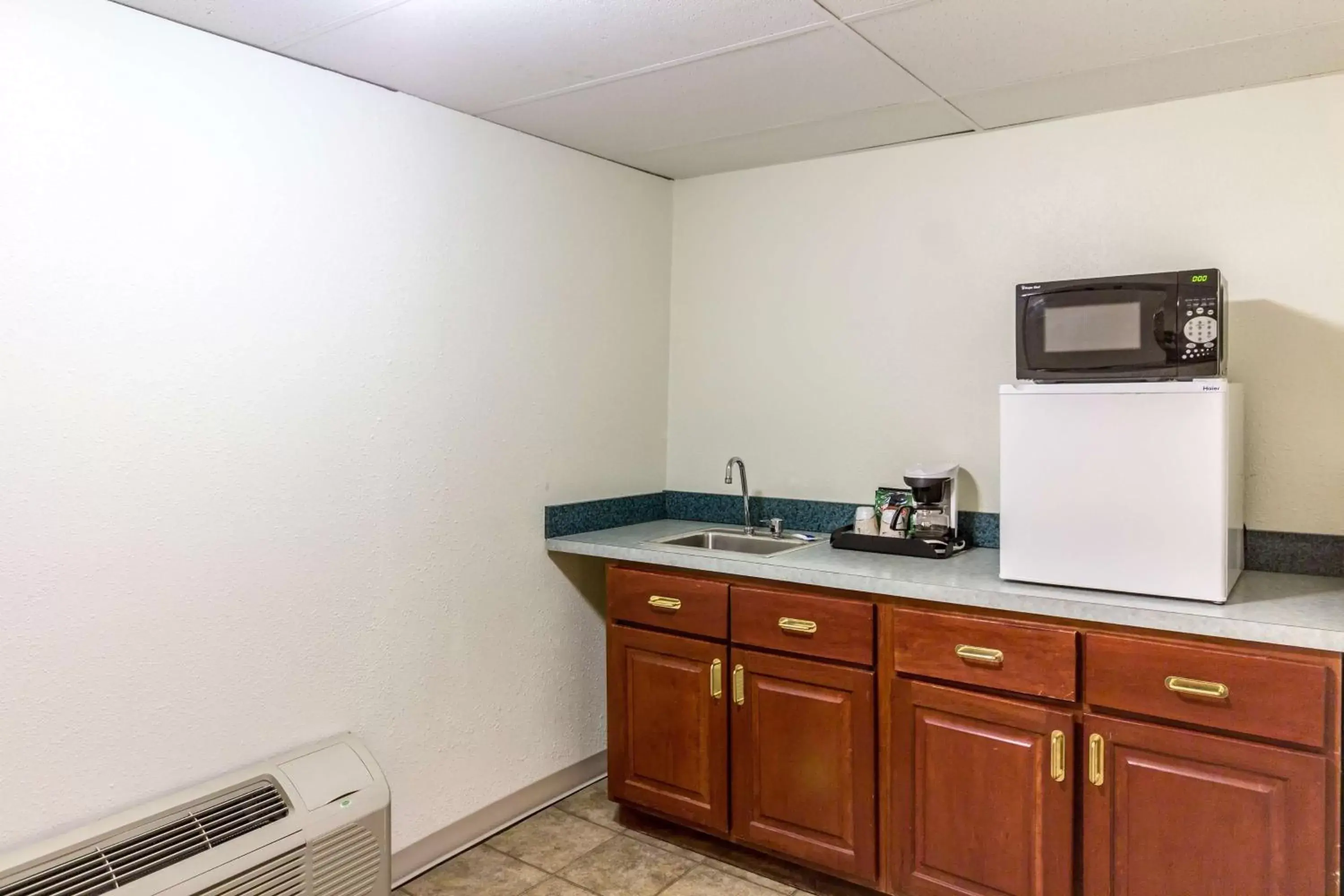 Coffee/tea facilities, Kitchen/Kitchenette in Motel 6-Butte, MT - Historic City Center