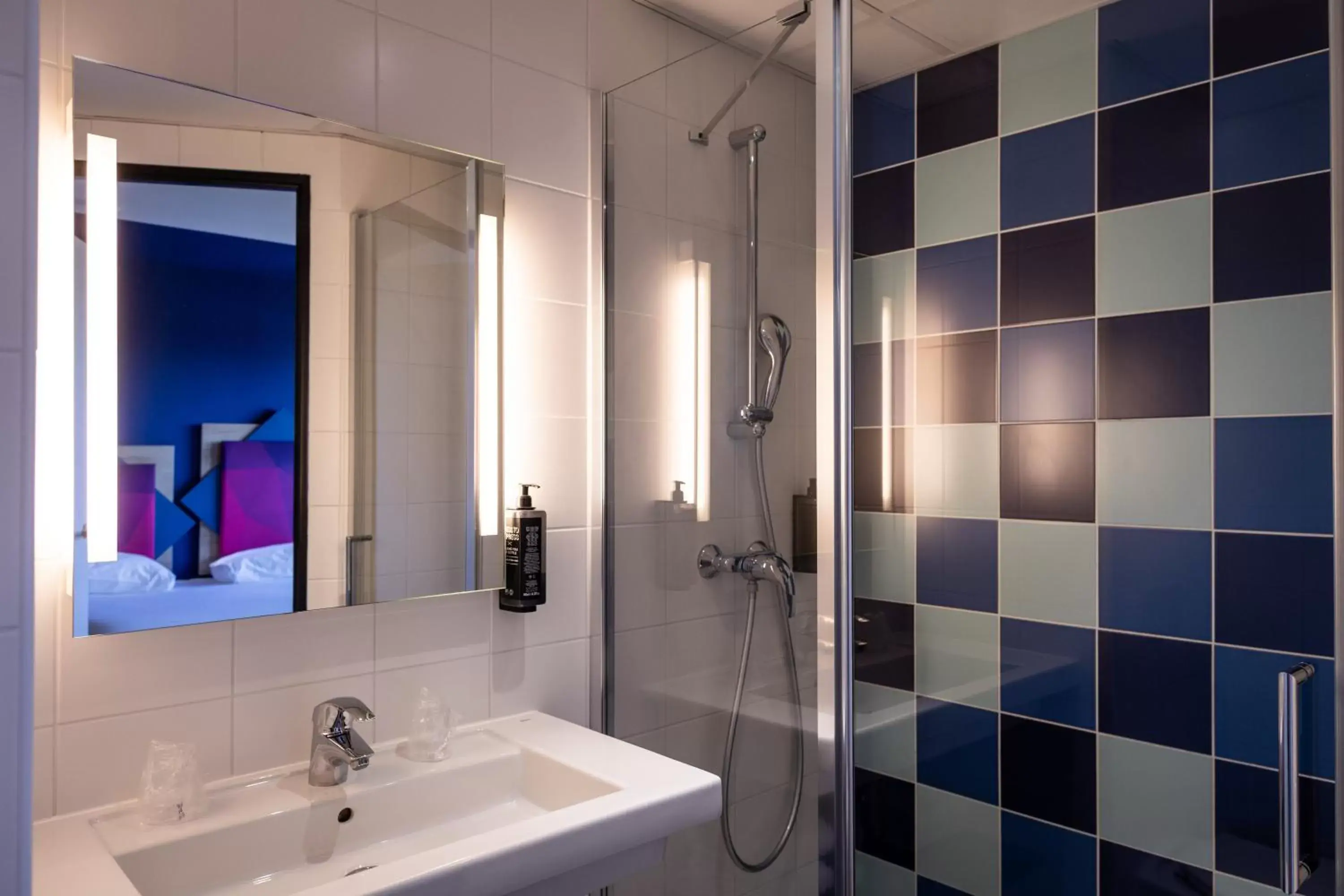 Shower, Bathroom in ibis styles Albi Centre Le Theatro