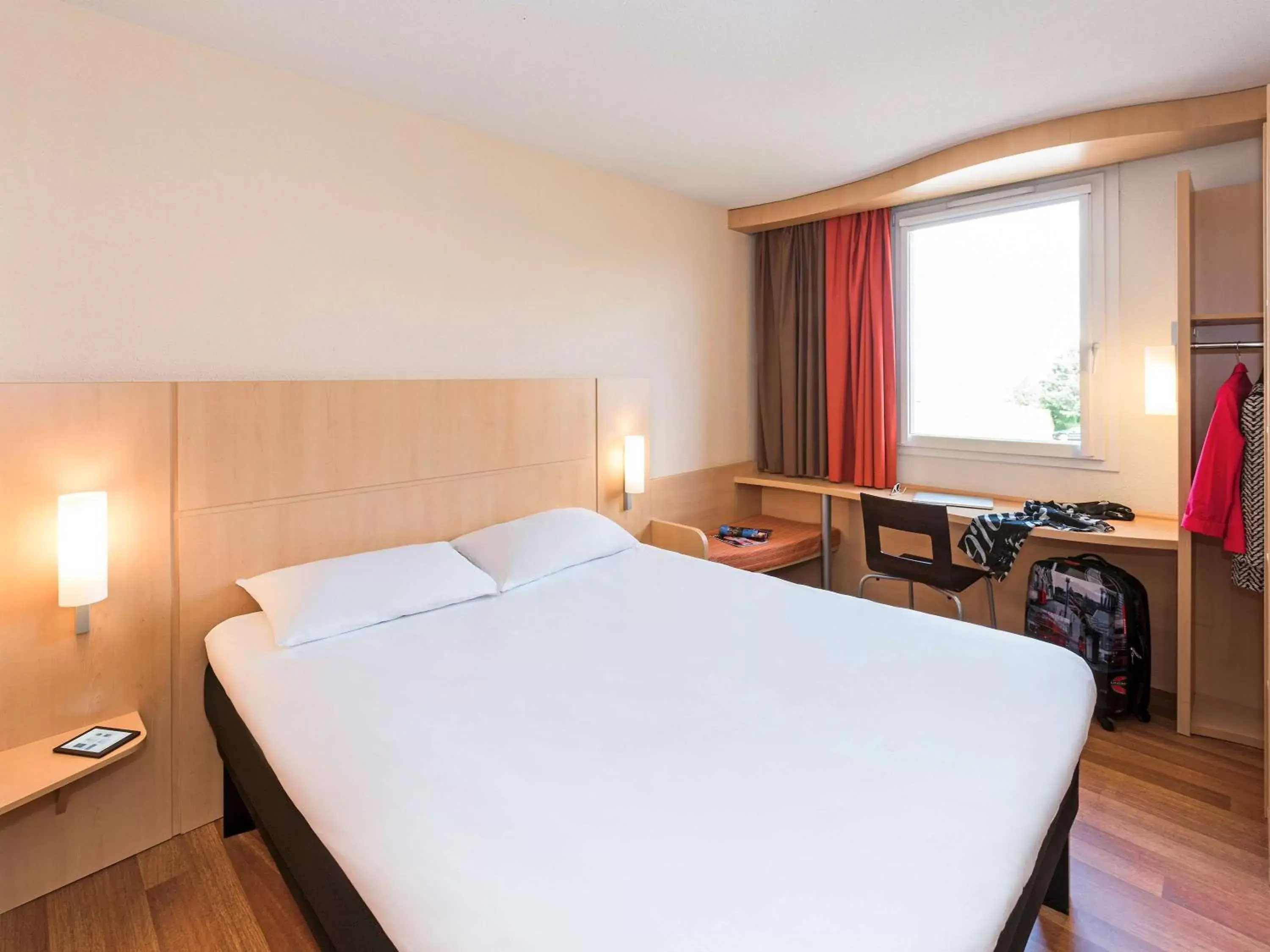 Photo of the whole room, Bed in ibis Montbéliard