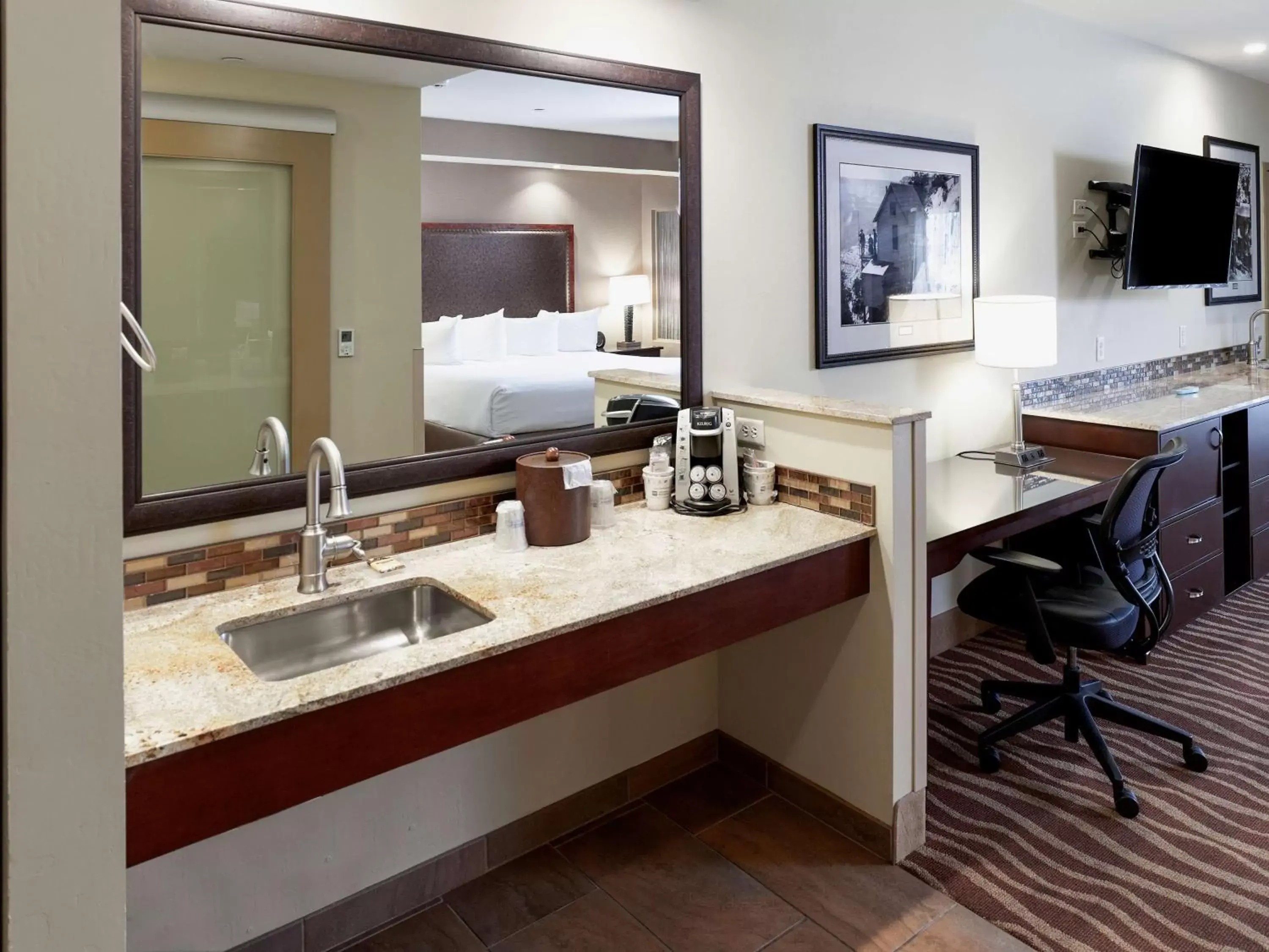 Photo of the whole room, Bathroom in Squire Resort at the Grand Canyon, BW Signature Collection