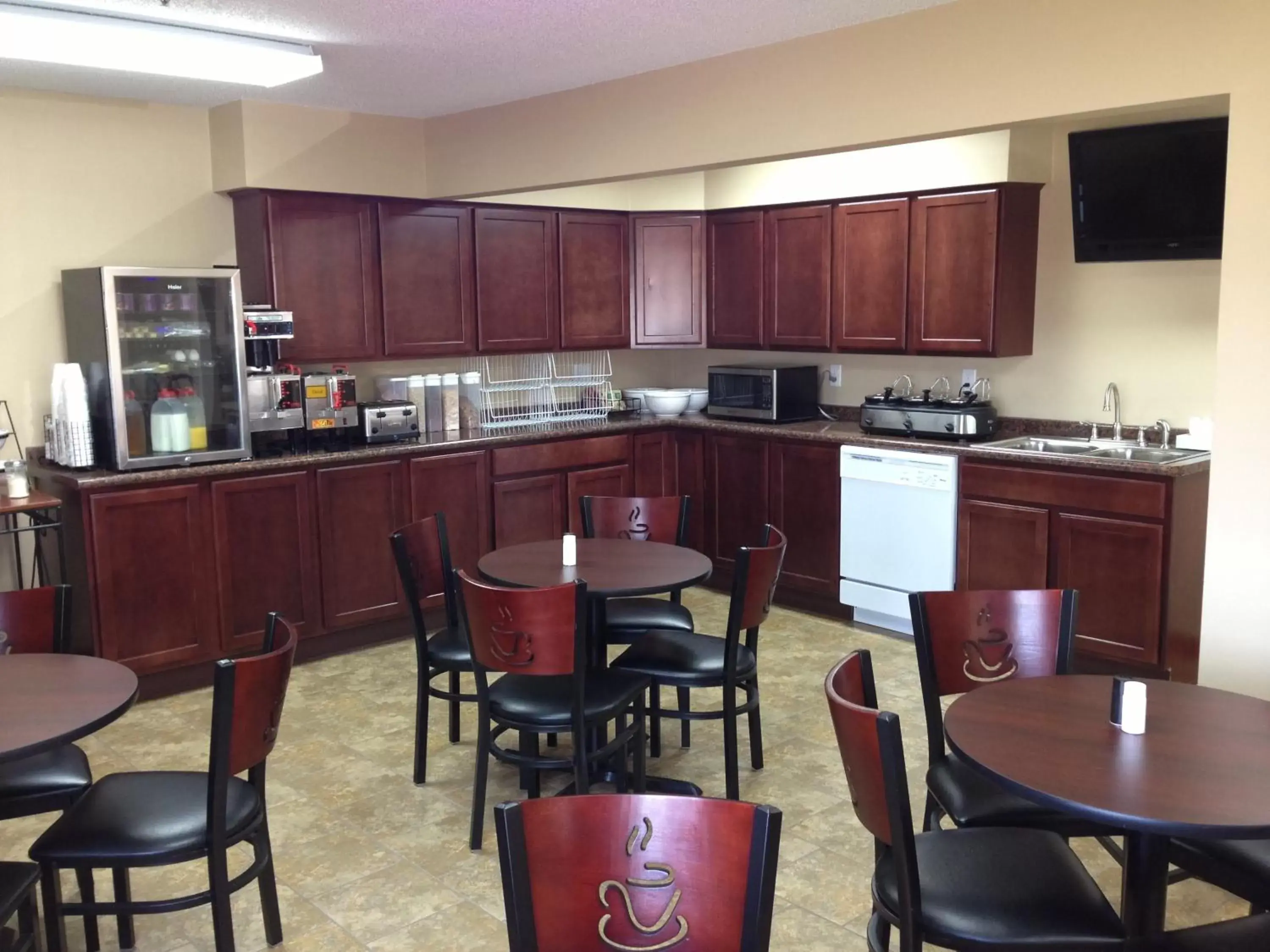 Restaurant/places to eat, Kitchen/Kitchenette in New Victorian Inn & Suites Kearney