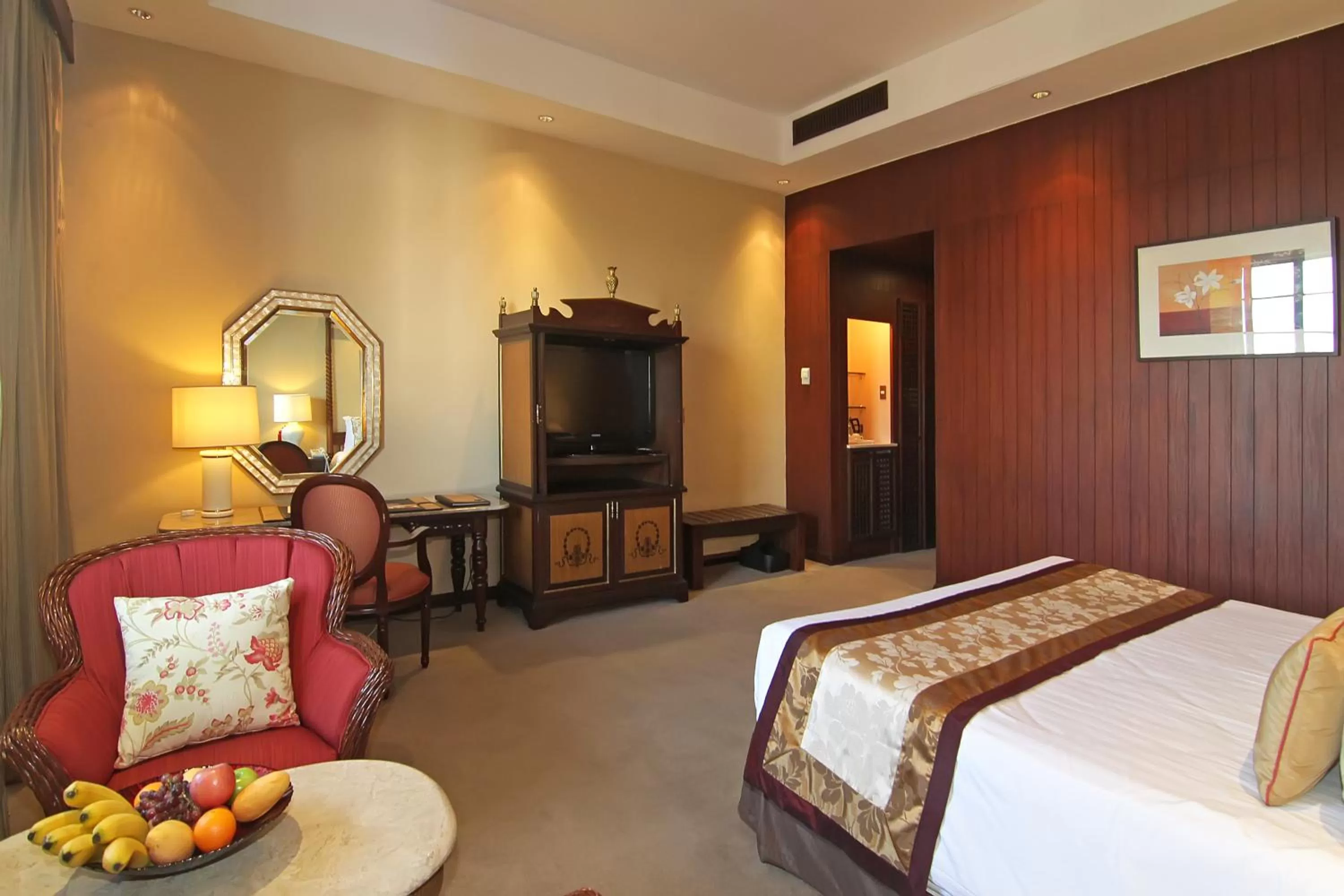 Bedroom, Bed in The Manila Hotel