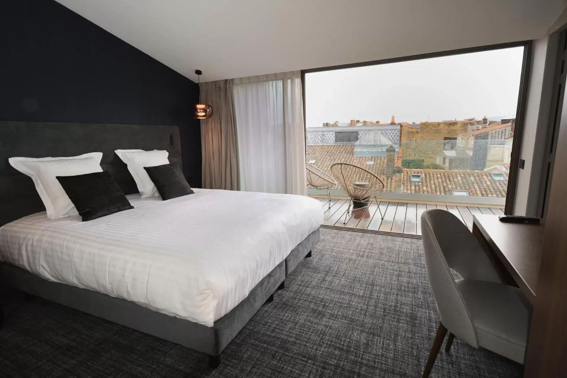 View (from property/room), Bed in Hôtel La Maison Bord'eaux View (from property/room), Bed in Hôtel La Maison Bord'eaux