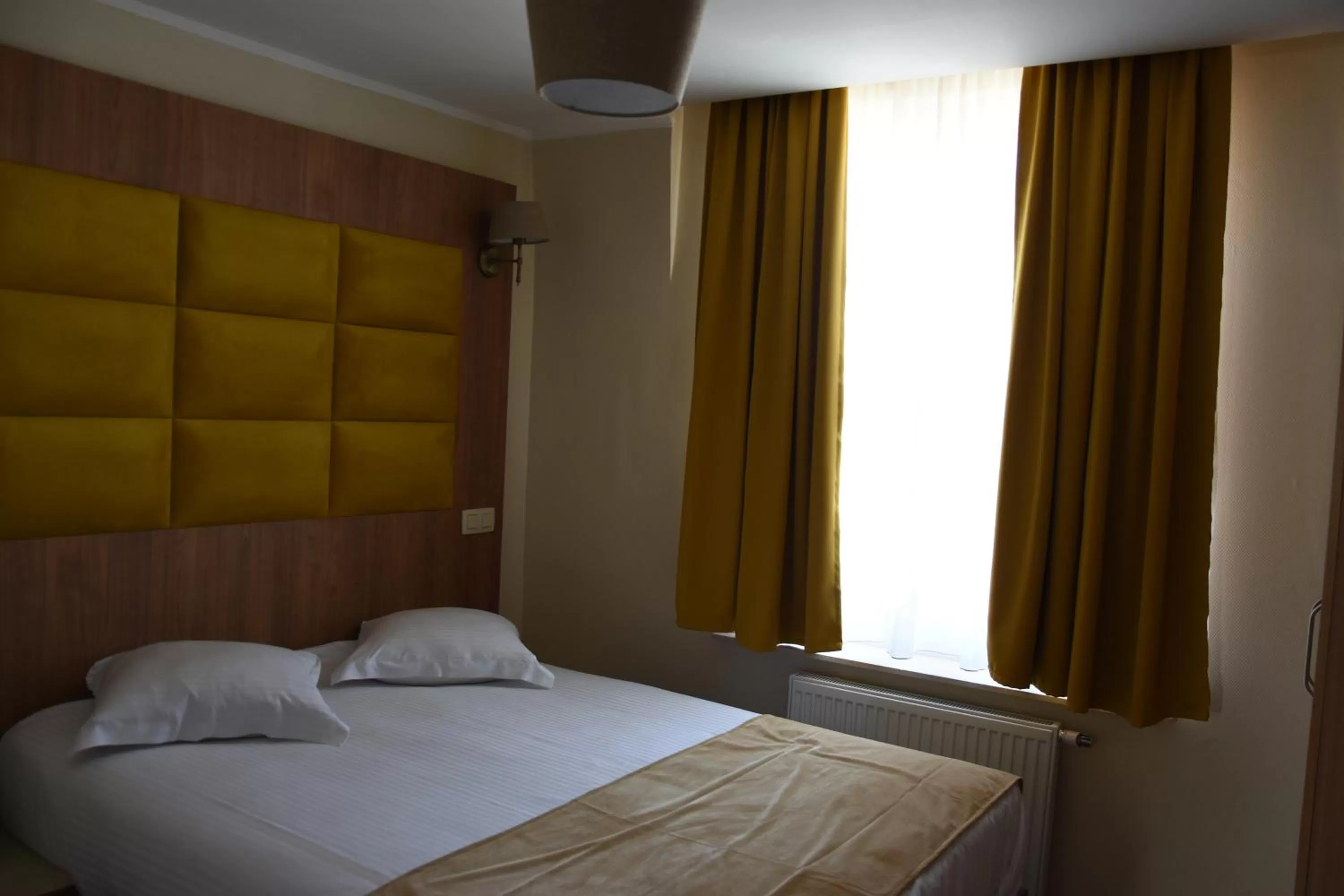 Bedroom, Bed in Sun Hotel