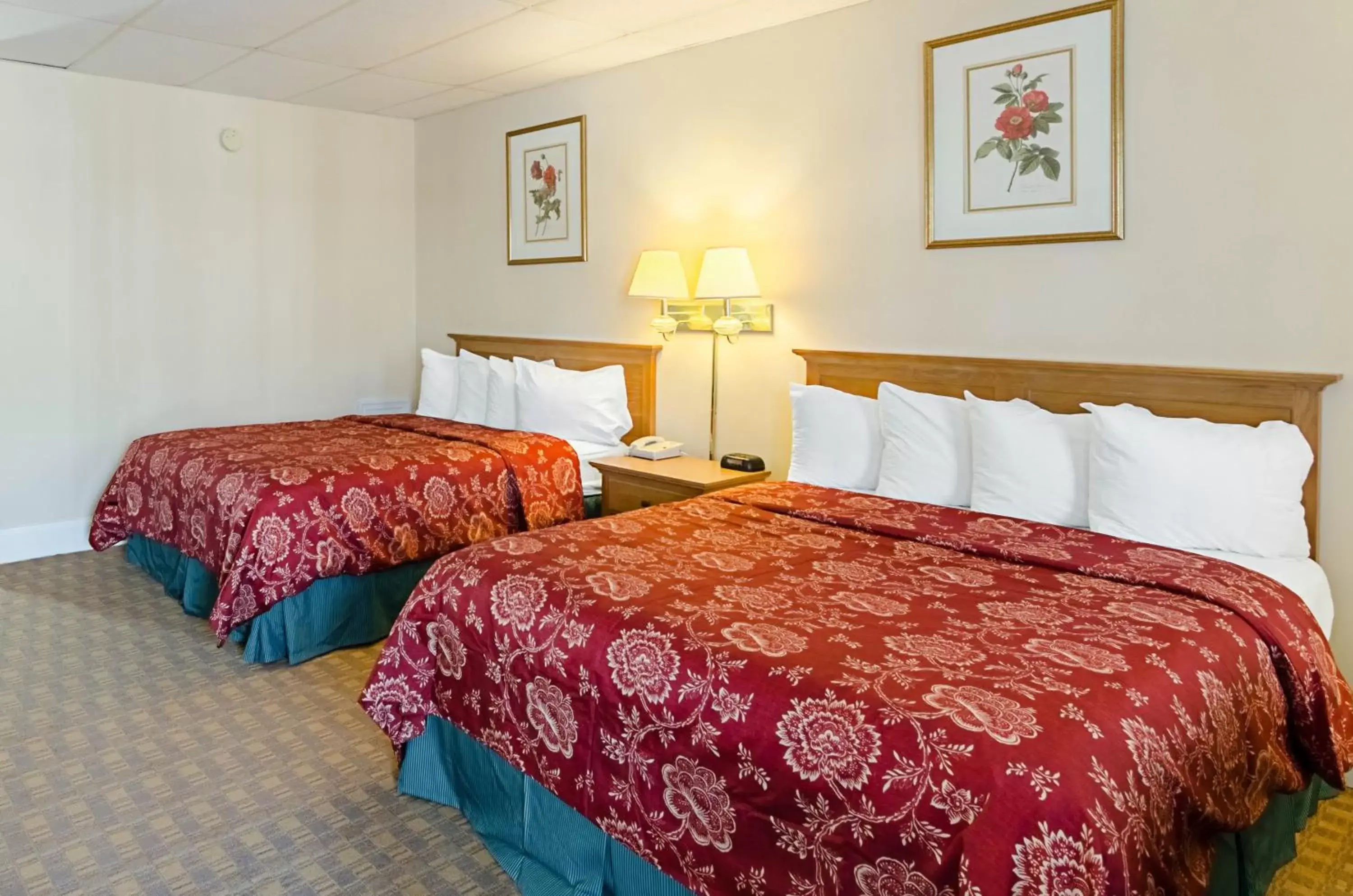 Queen Room with Two Queen Beds - Non-Smoking in Rodeway Inn Historic