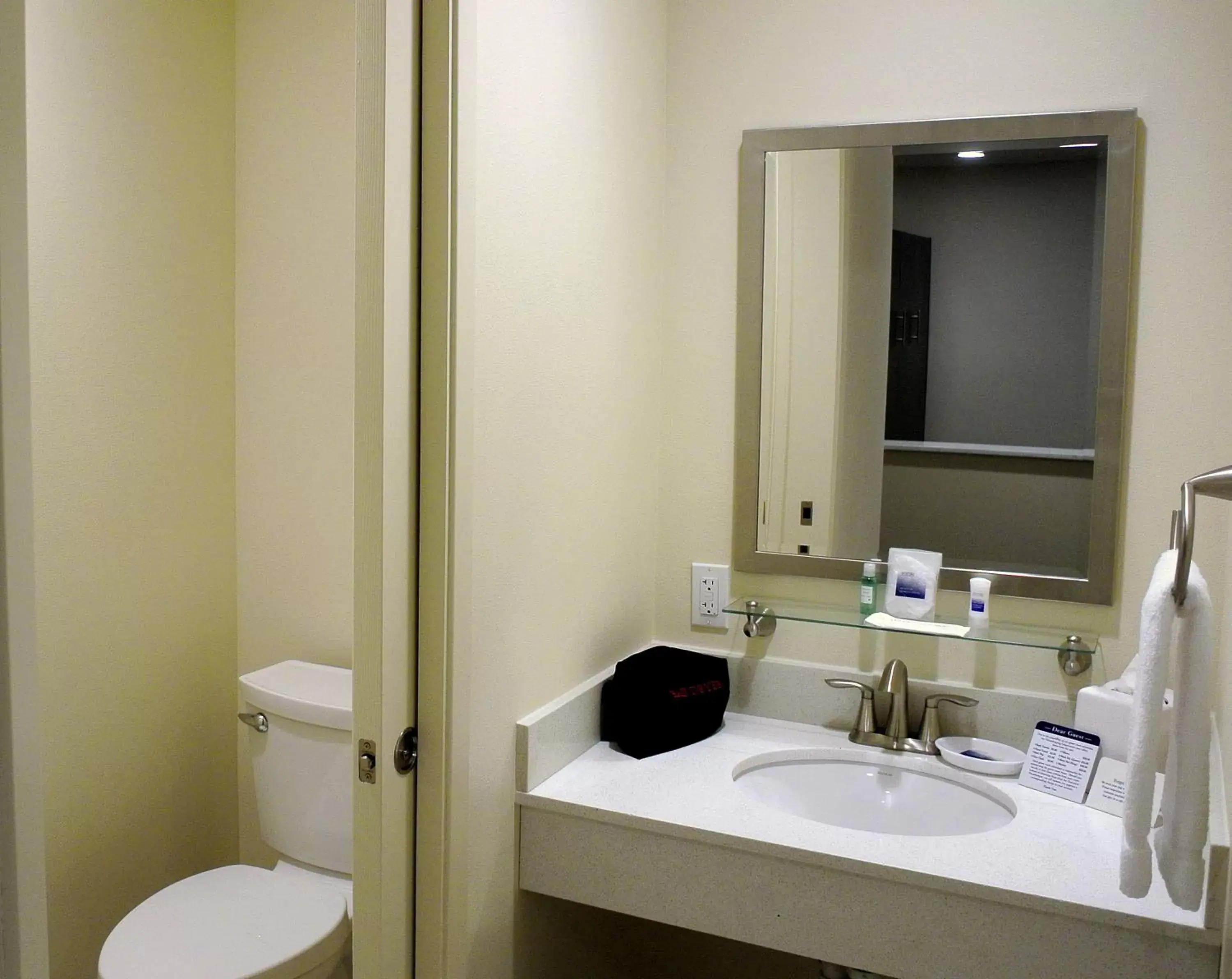 Toilet, Bathroom in Best Western Seattle Airport Hotel