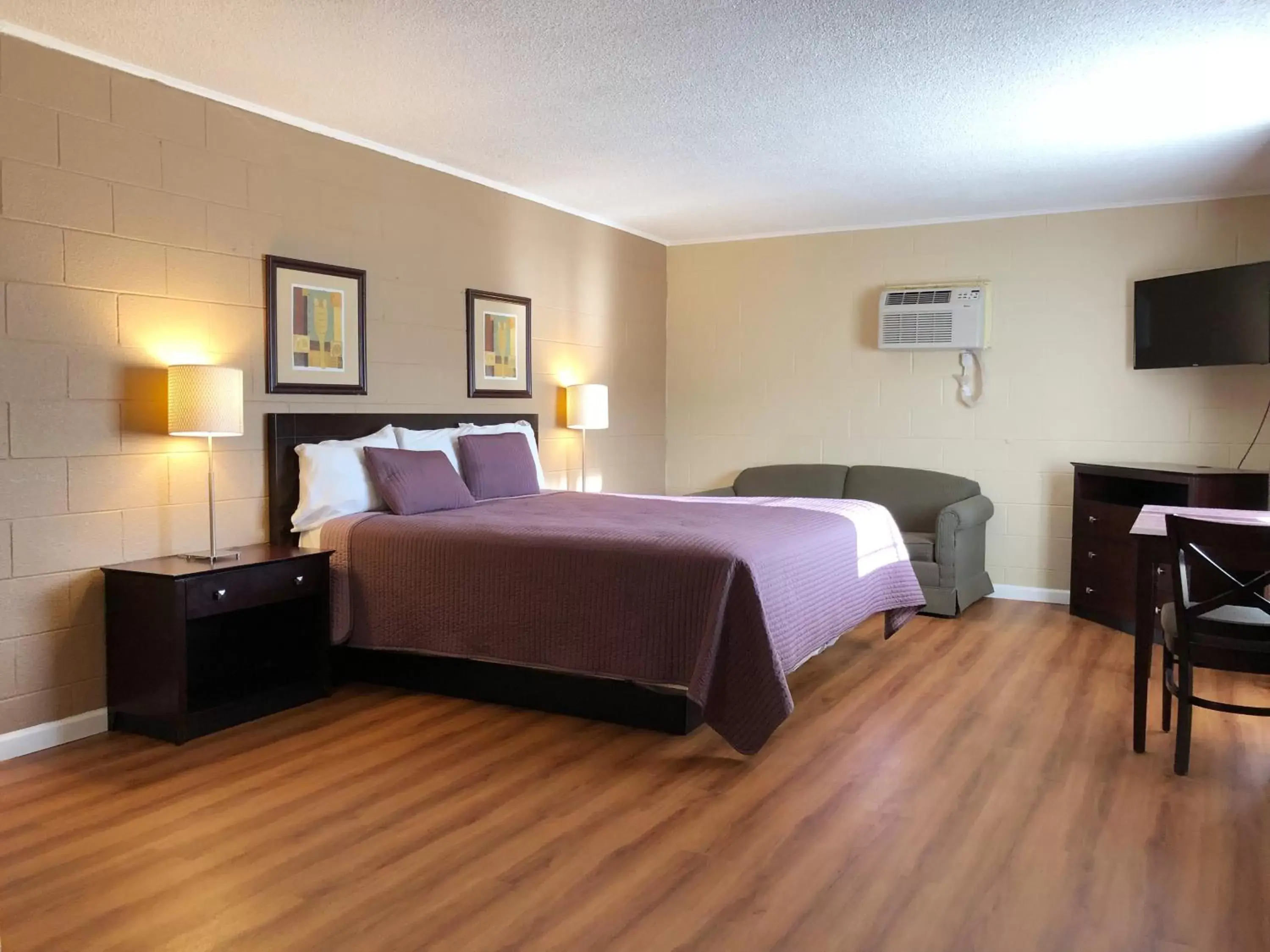 Photo of the whole room, Bed in Royal Inn and Suites