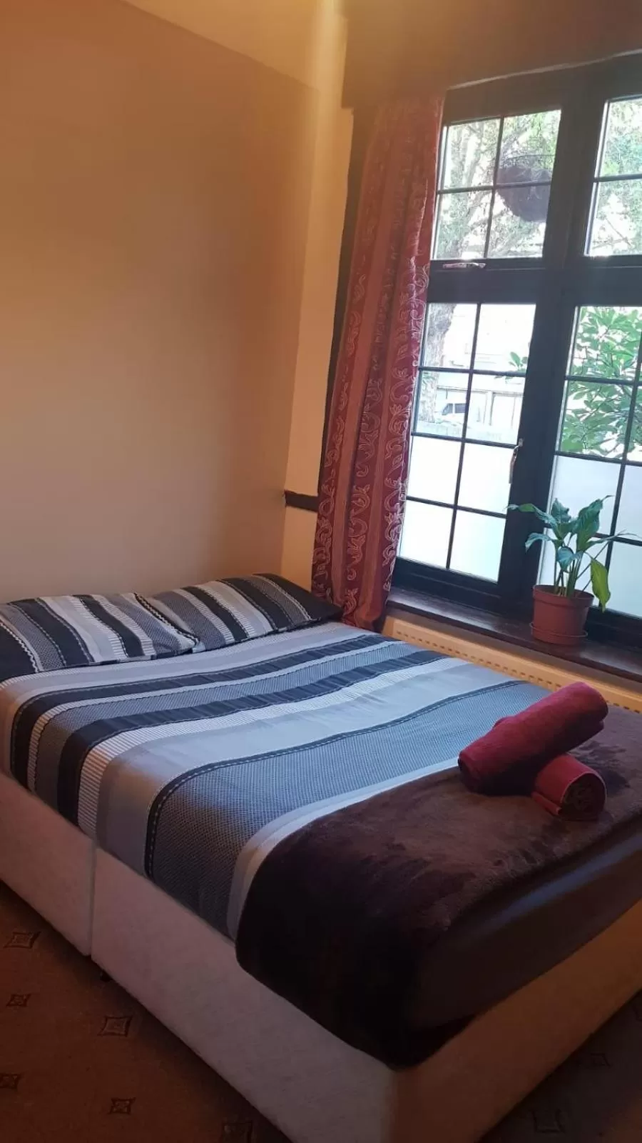 Bed in Hour Glass Hotel