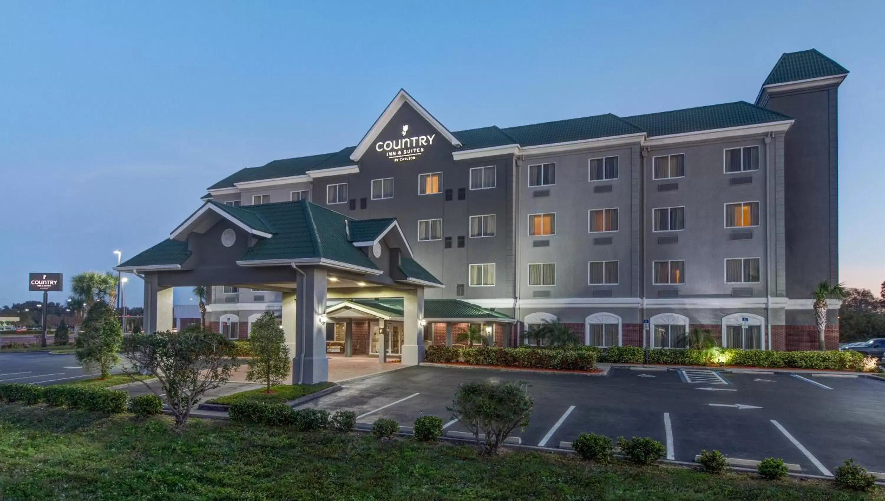 Property Building in Country Inn & Suites by Radisson, St. Petersburg - Clearwater, FL