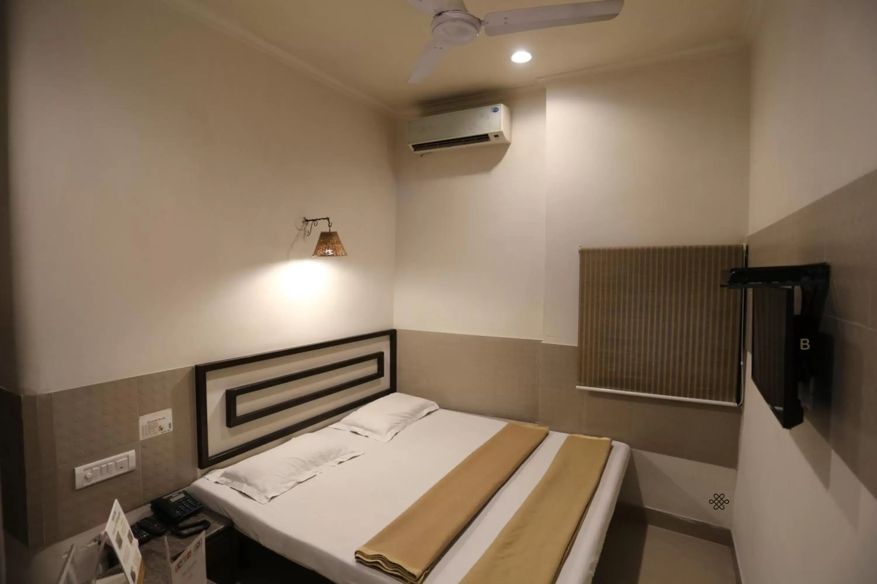 Photo of the whole room, Bed in Smyle Inn - Best Value Hotel near New Delhi Station