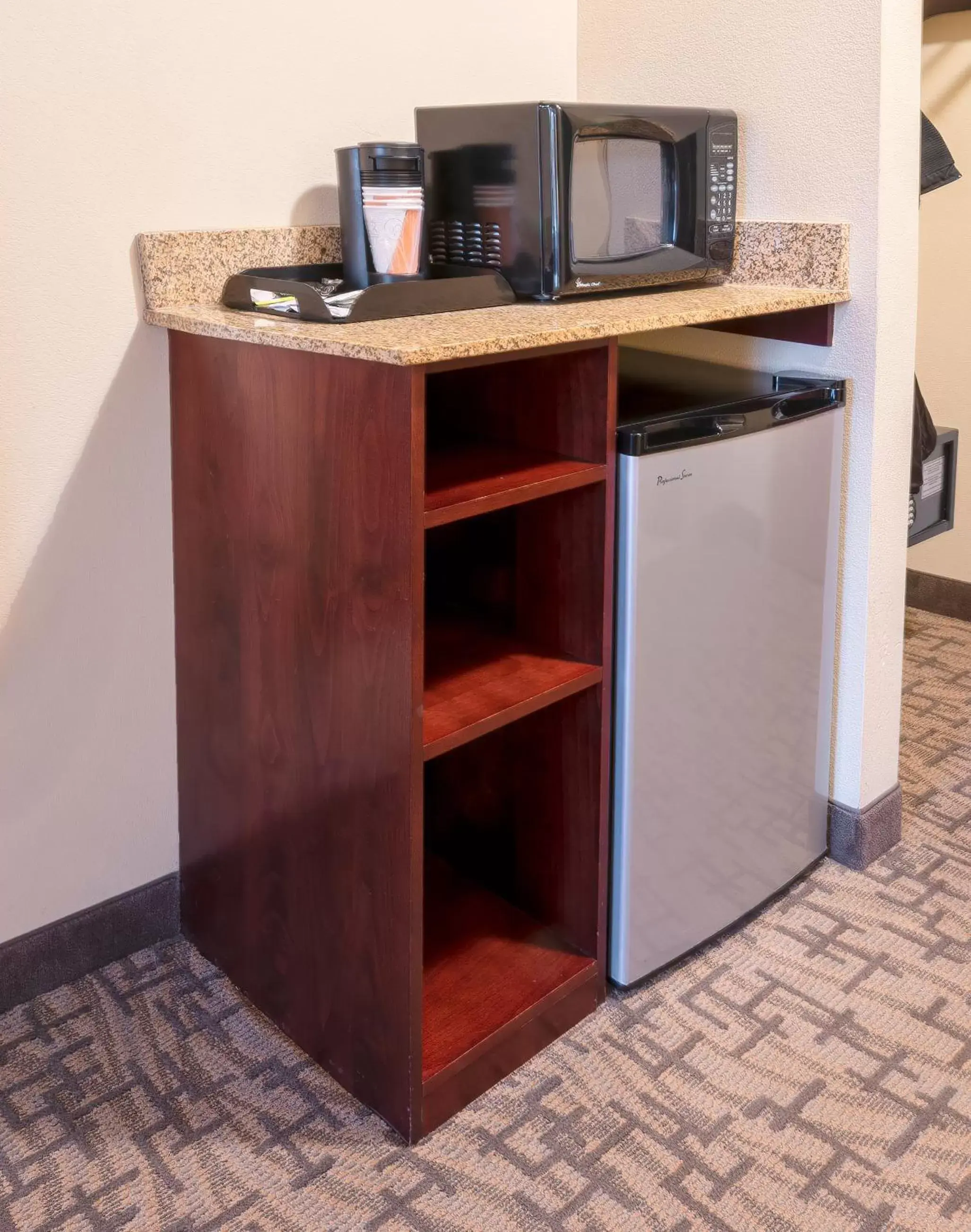 Coffee/tea facilities, TV/Entertainment Center in Cobblestone Inn & Suites - Durand