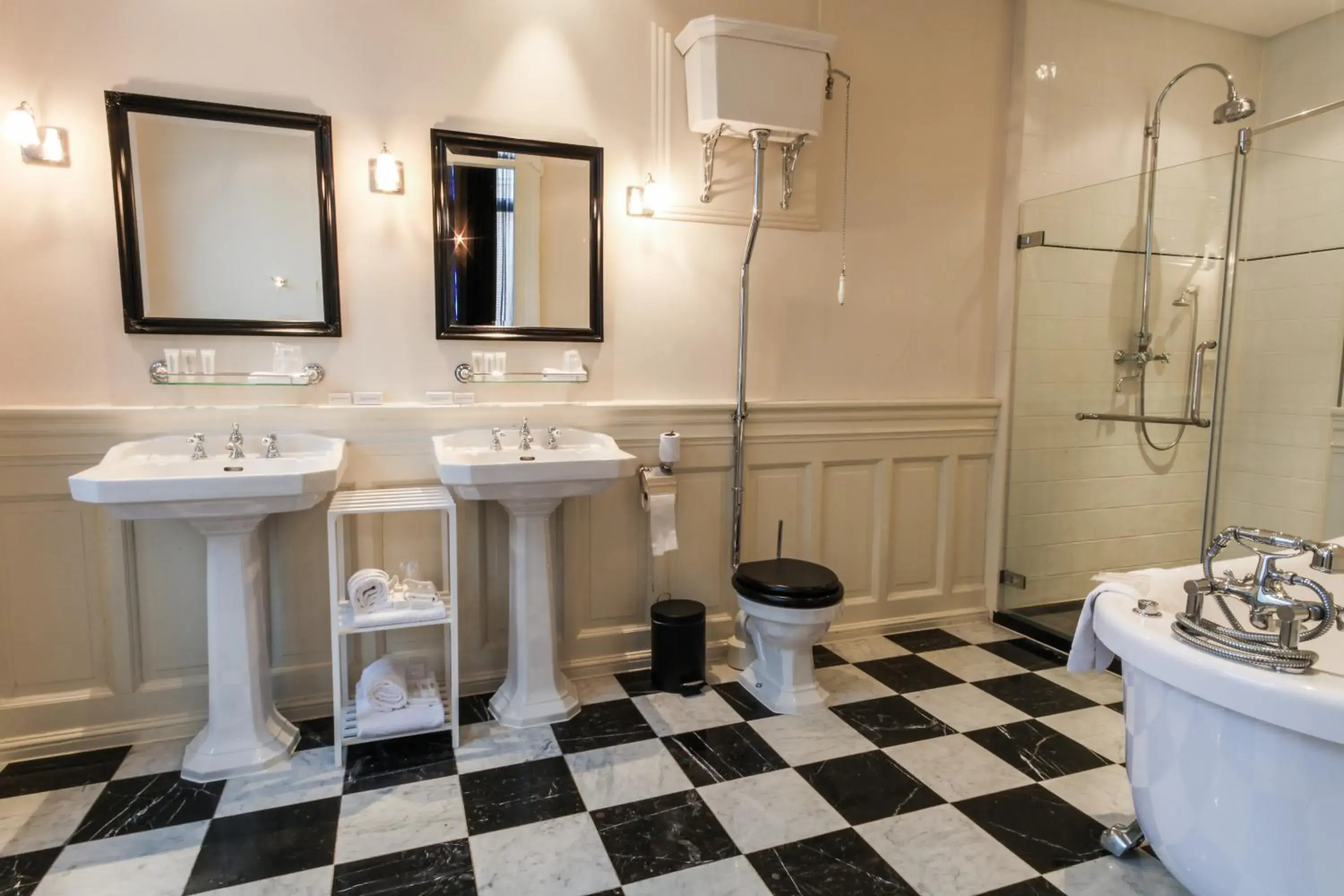 Bathroom in Post-Plaza Hotel & Grand Café