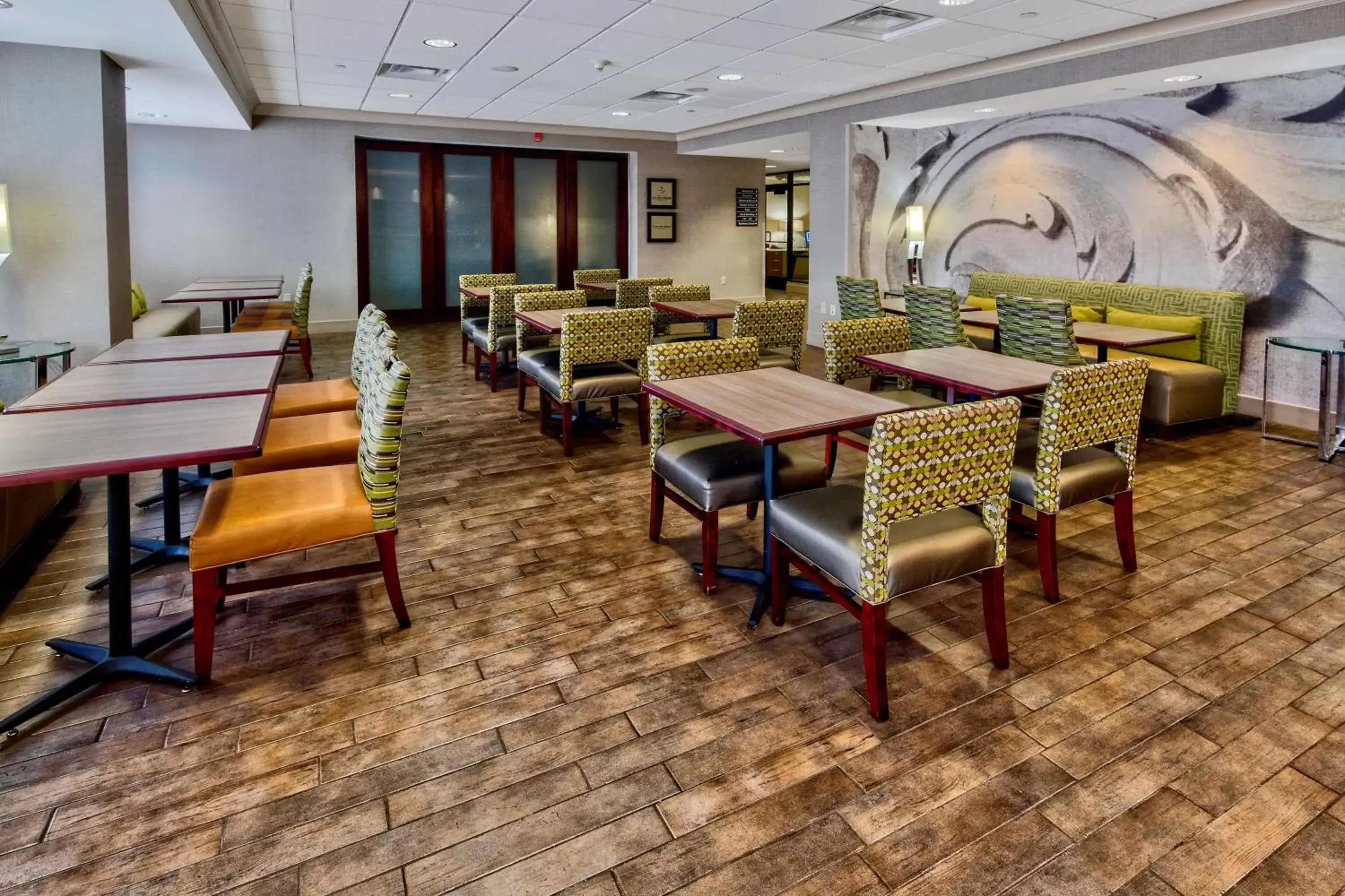 Lobby or reception, Restaurant/Places to Eat in Hampton Inn Rochester - Irondequoit