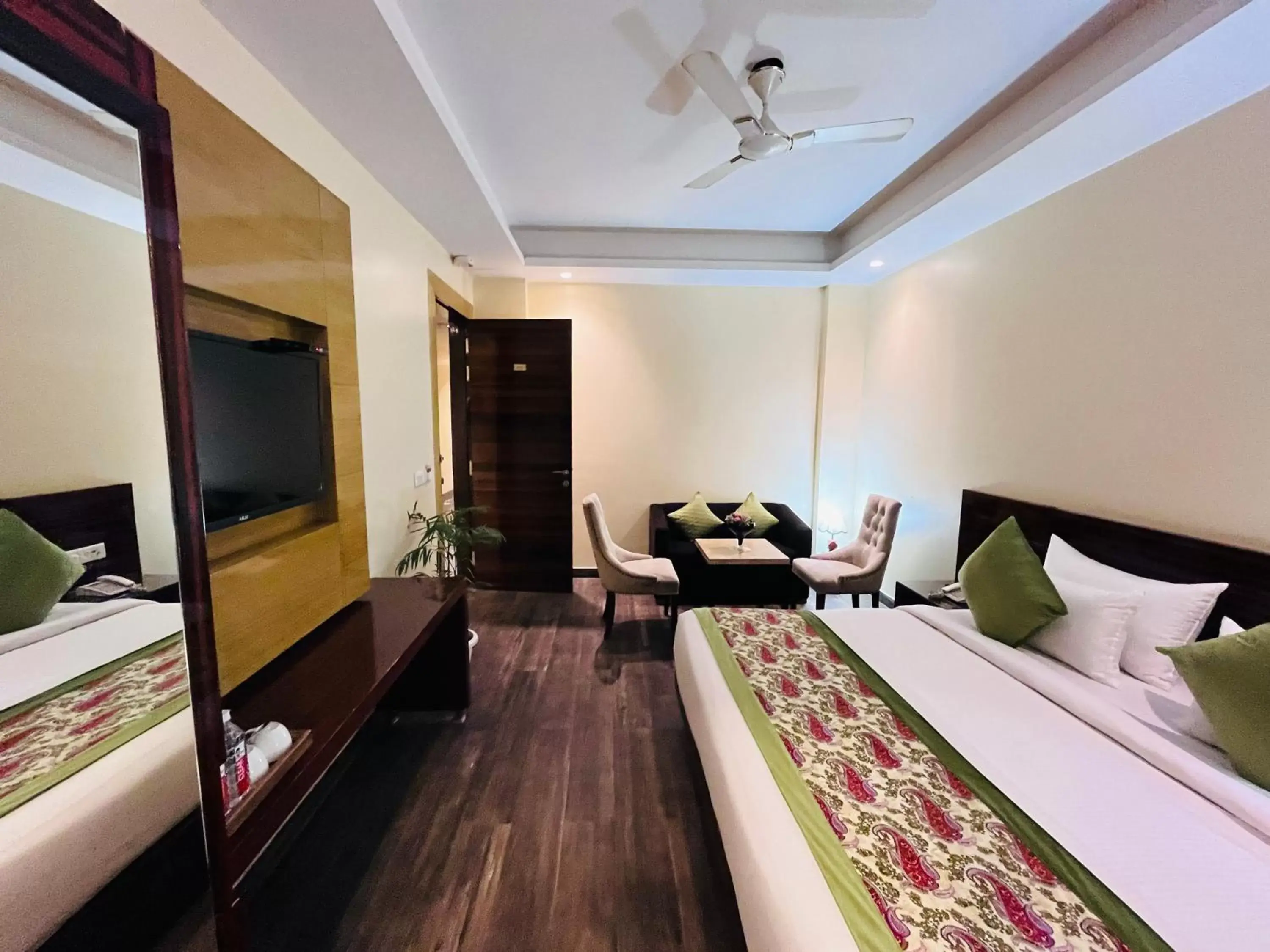 Bed, TV/Entertainment Center in Hotel Banz - Near Delhi International Airport