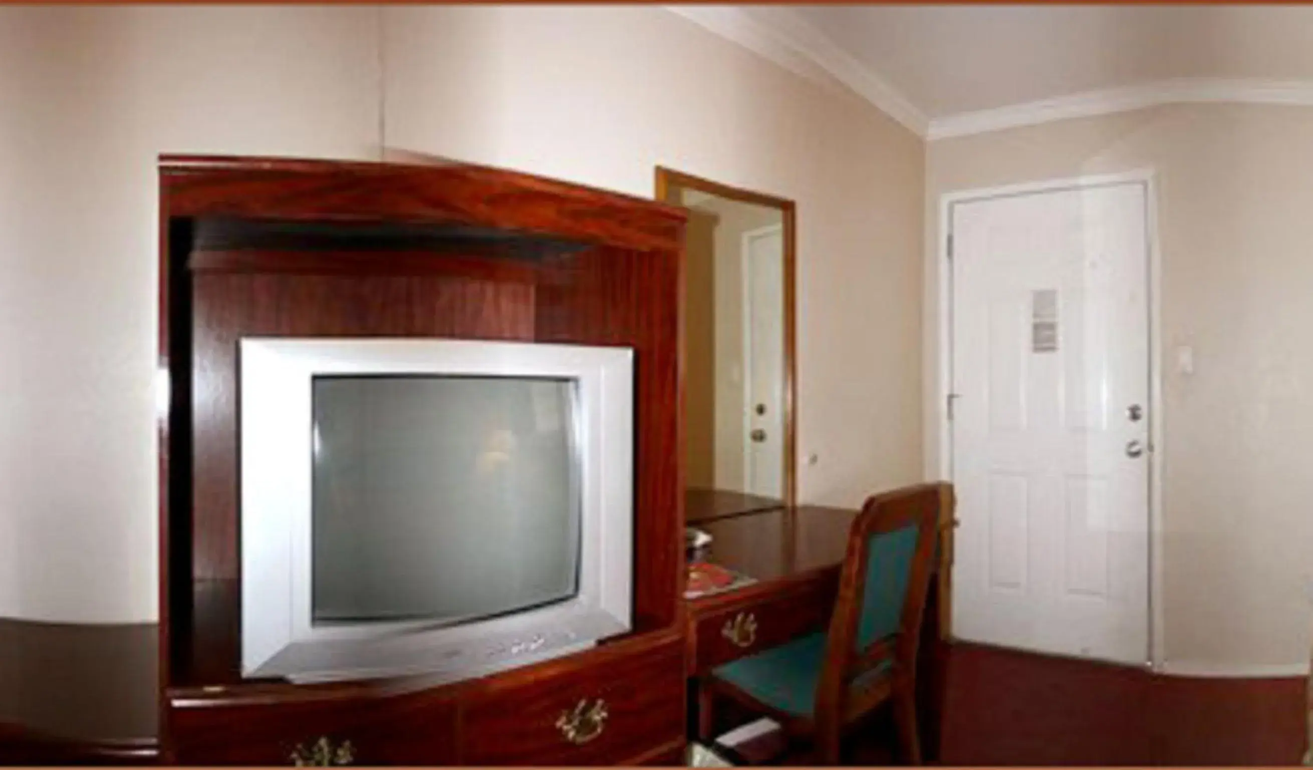 TV and multimedia, TV/Entertainment Center in Sunset Inn and Suites West Sacramento