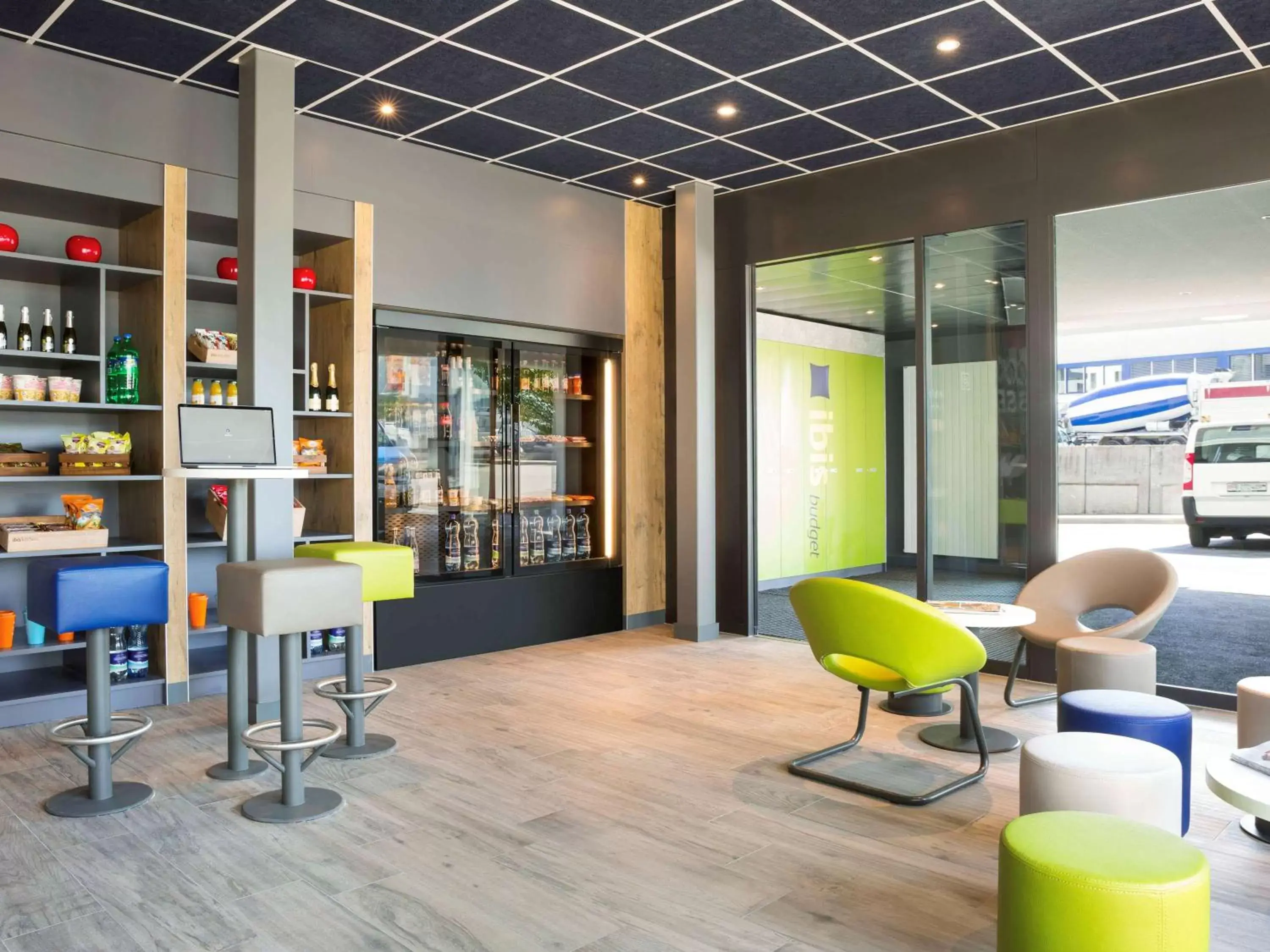 Property building, Lounge/Bar in ibis budget Fribourg