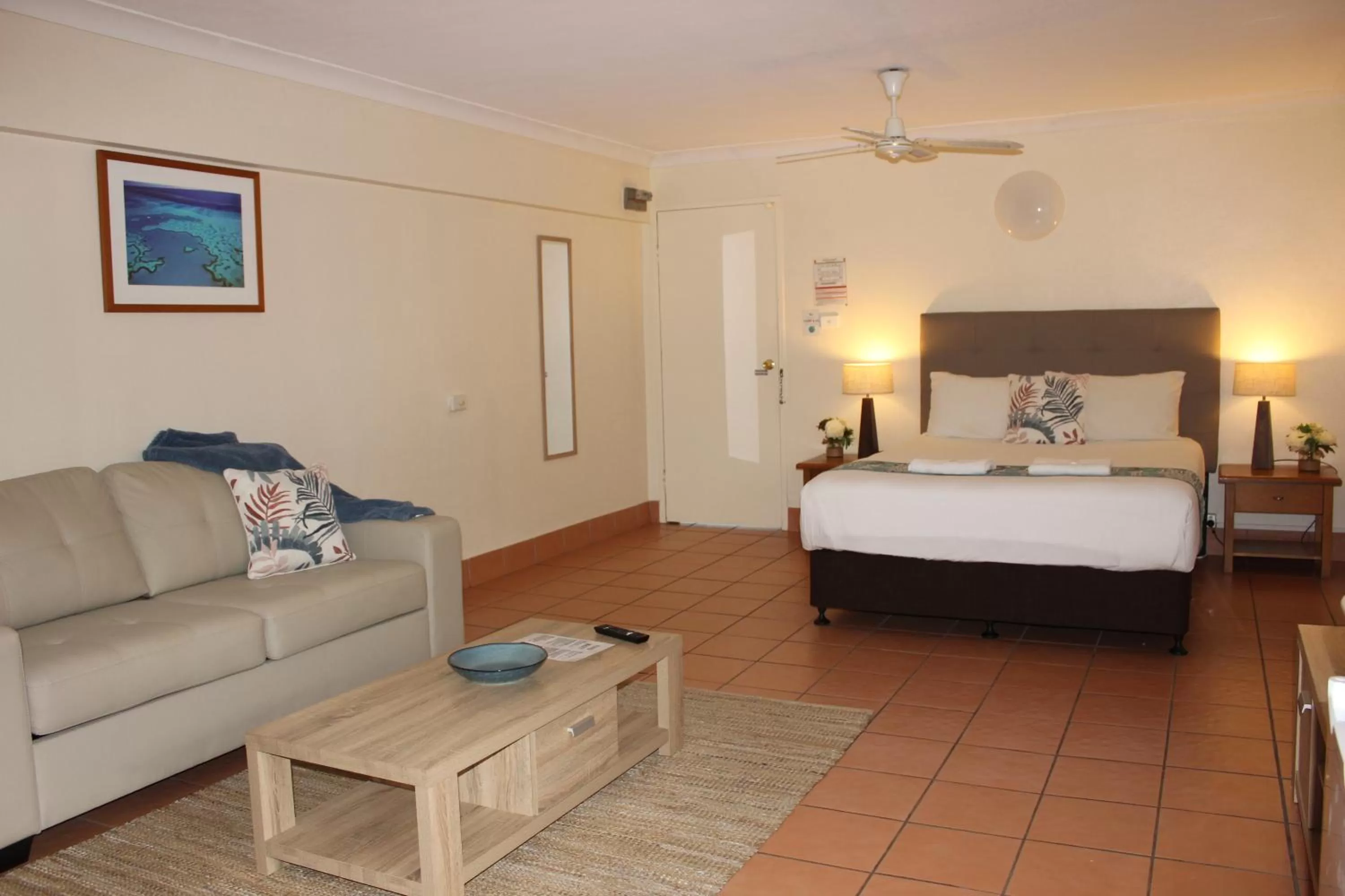 Seating area, Bed in Lake Central Cairns