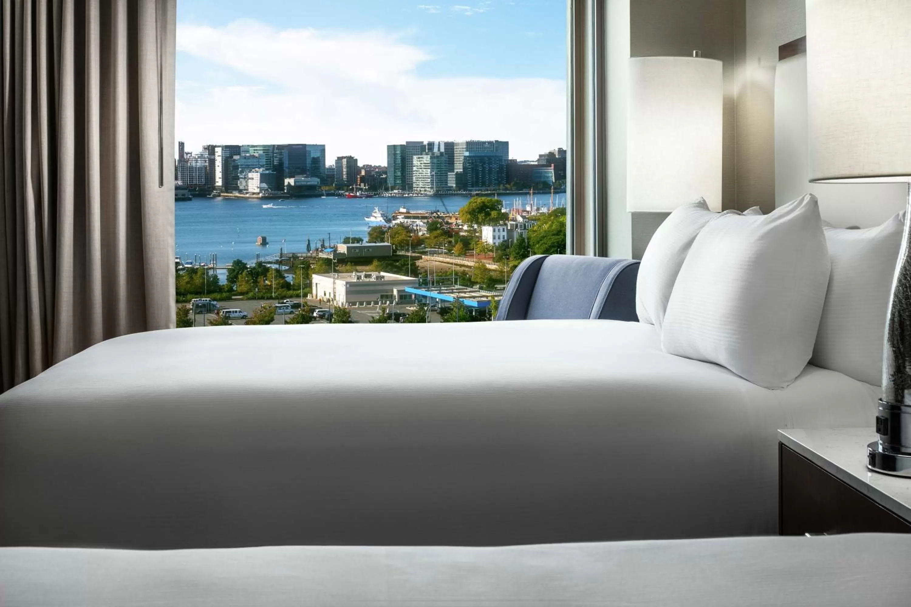 View (from property/room), Bed in Hilton Boston Logan Airport