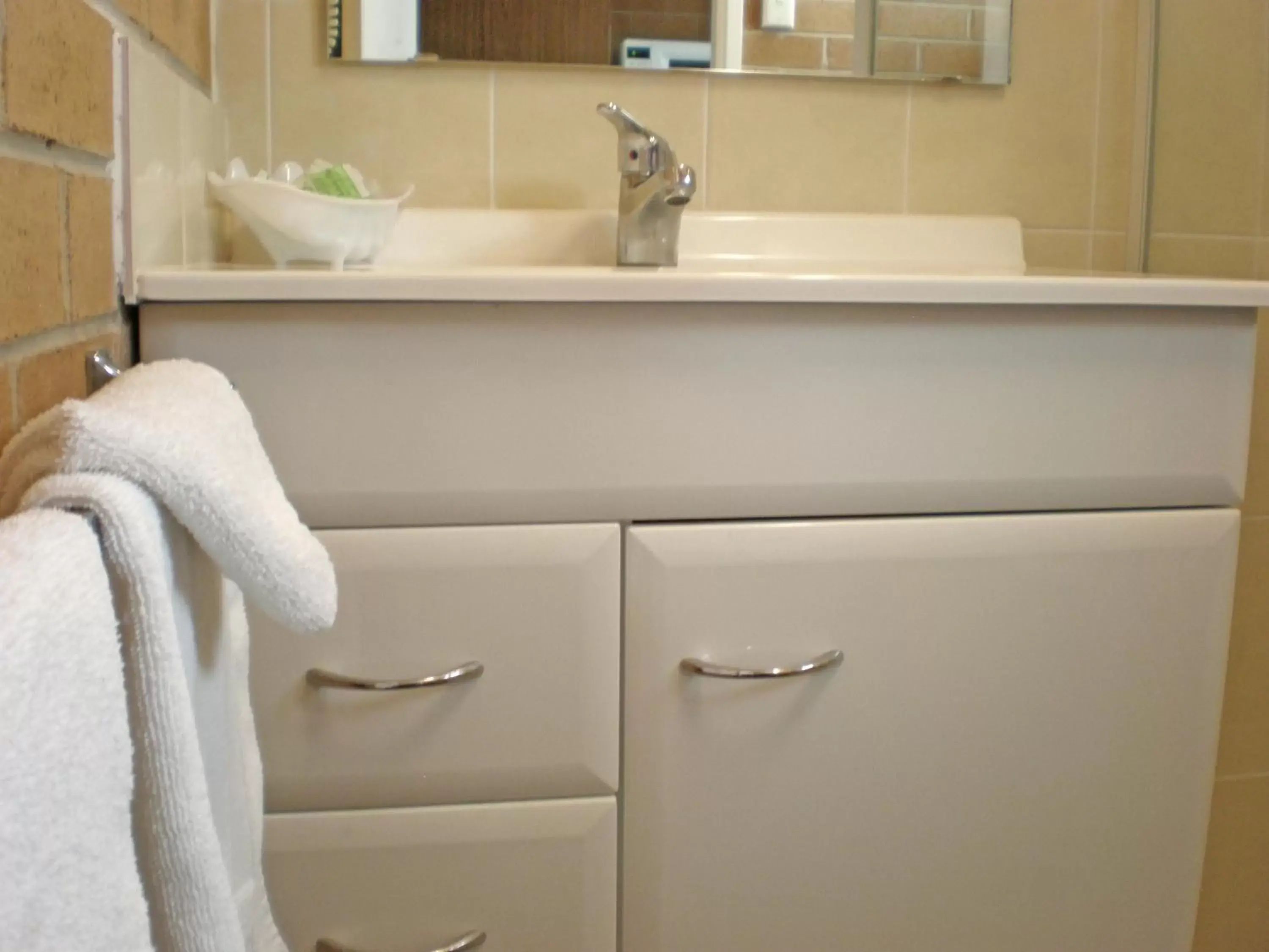 Bathroom in White Lanterns Motel