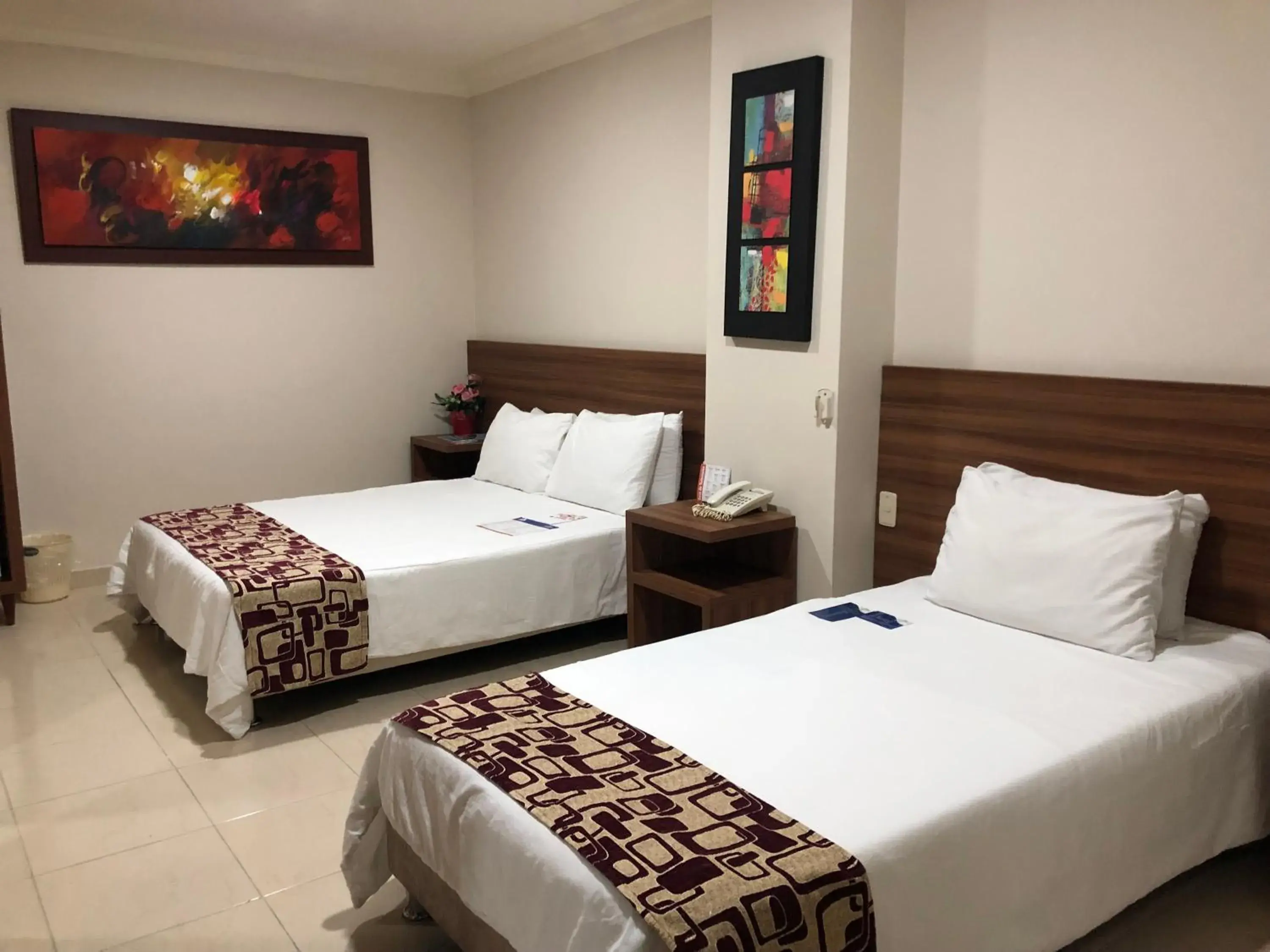 Photo of the whole room, Bed in Howard Johnson Hotel Versalles Barranquilla