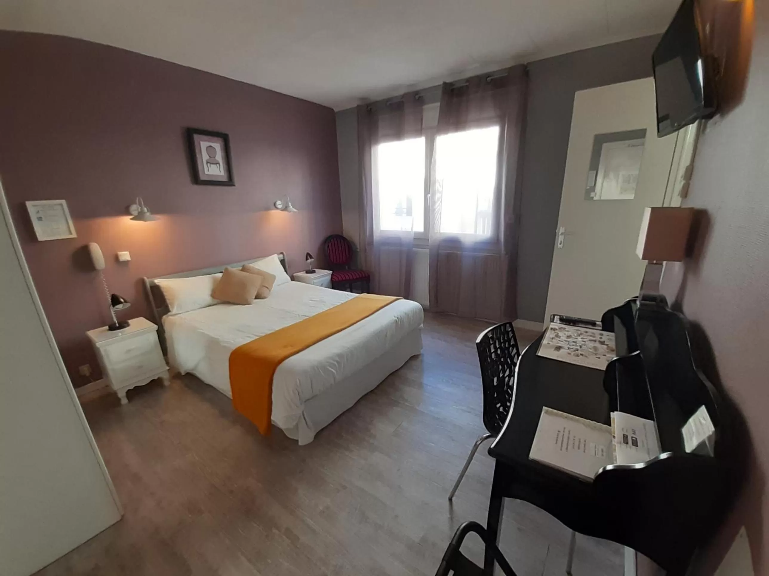 Bedroom, Bed in Hôtel du Tricastin