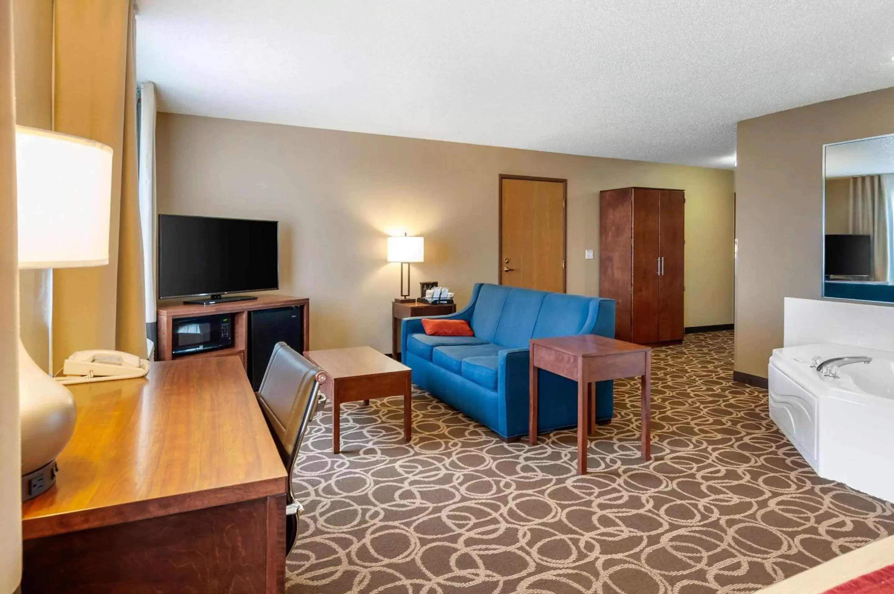 Photo of the whole room, TV/Entertainment Center in Comfort Inn Dyersville Near the Field of Dreams