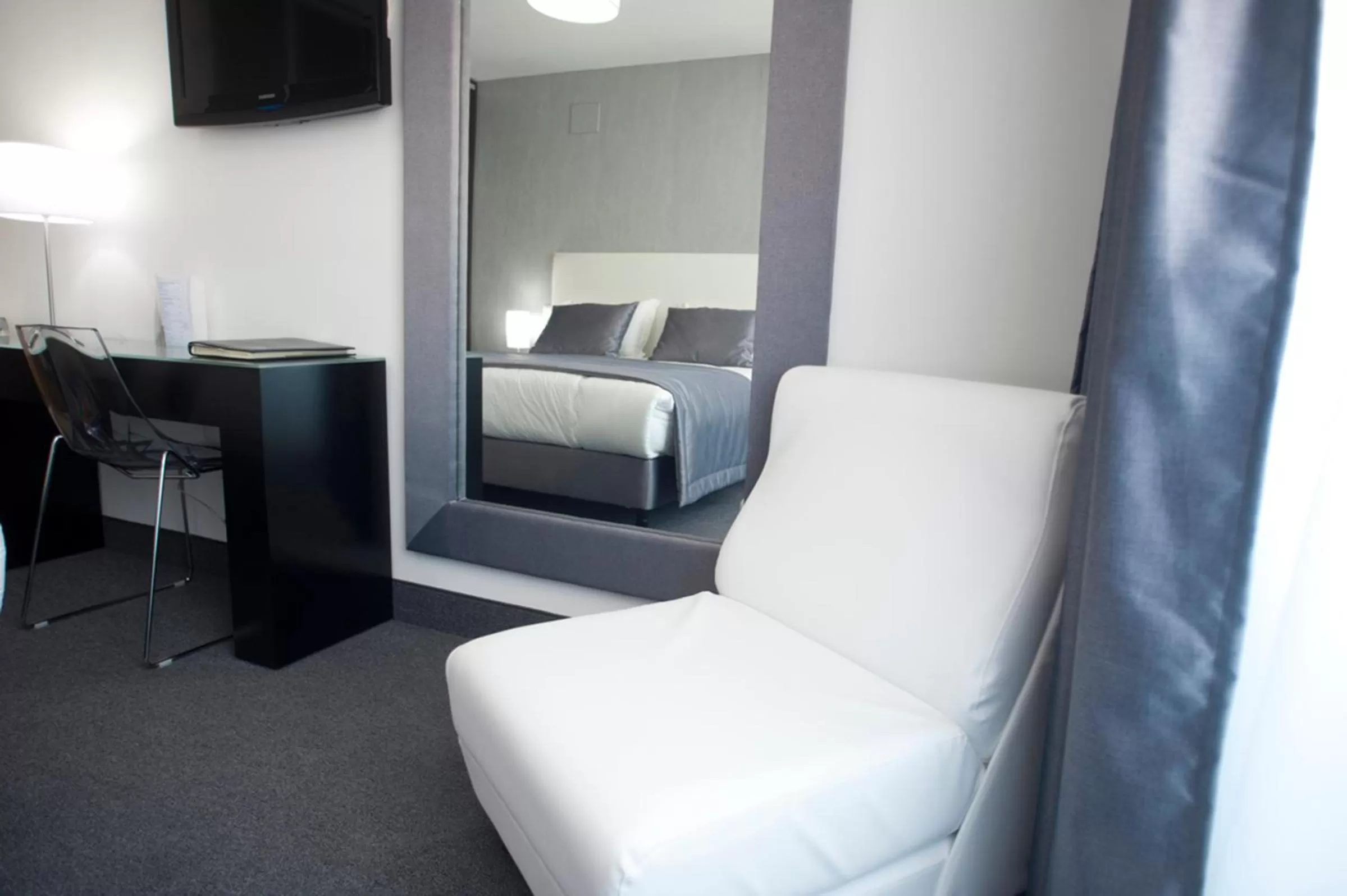 Seating area, Bed in Miramar Hotel Spa & Apartments