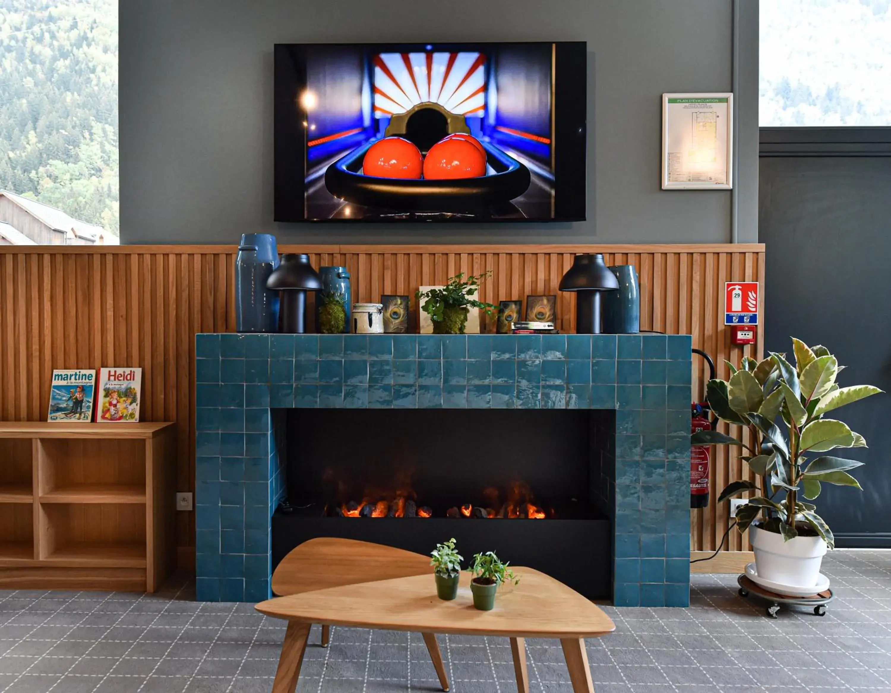 Communal lounge/ TV room in Plan B Hotel - Living Chamonix