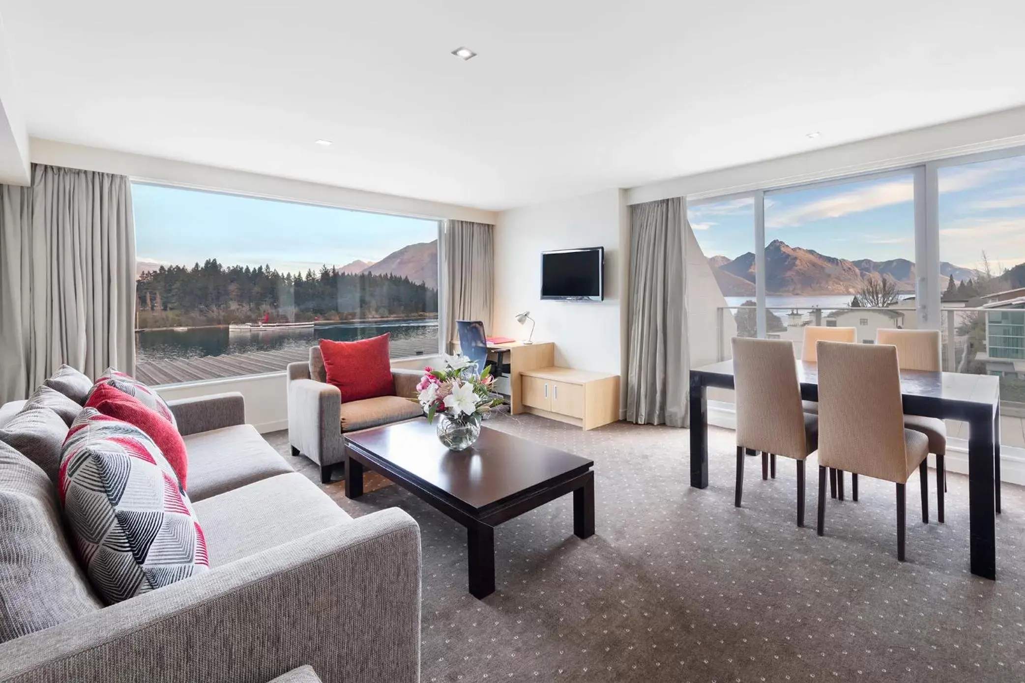 Living room, Seating Area in Crowne Plaza Queenstown, an IHG Hotel