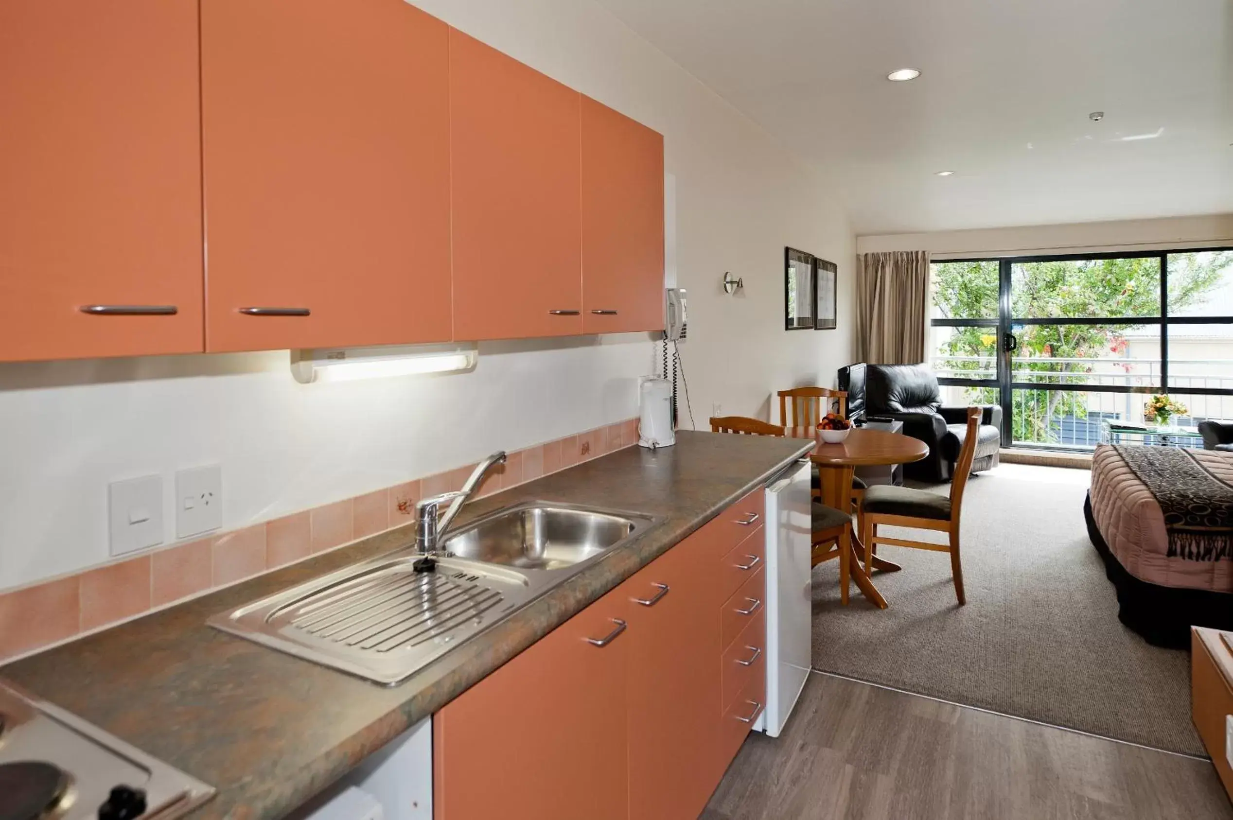 Photo of the whole room, Kitchen/Kitchenette in Country Glen Lodge