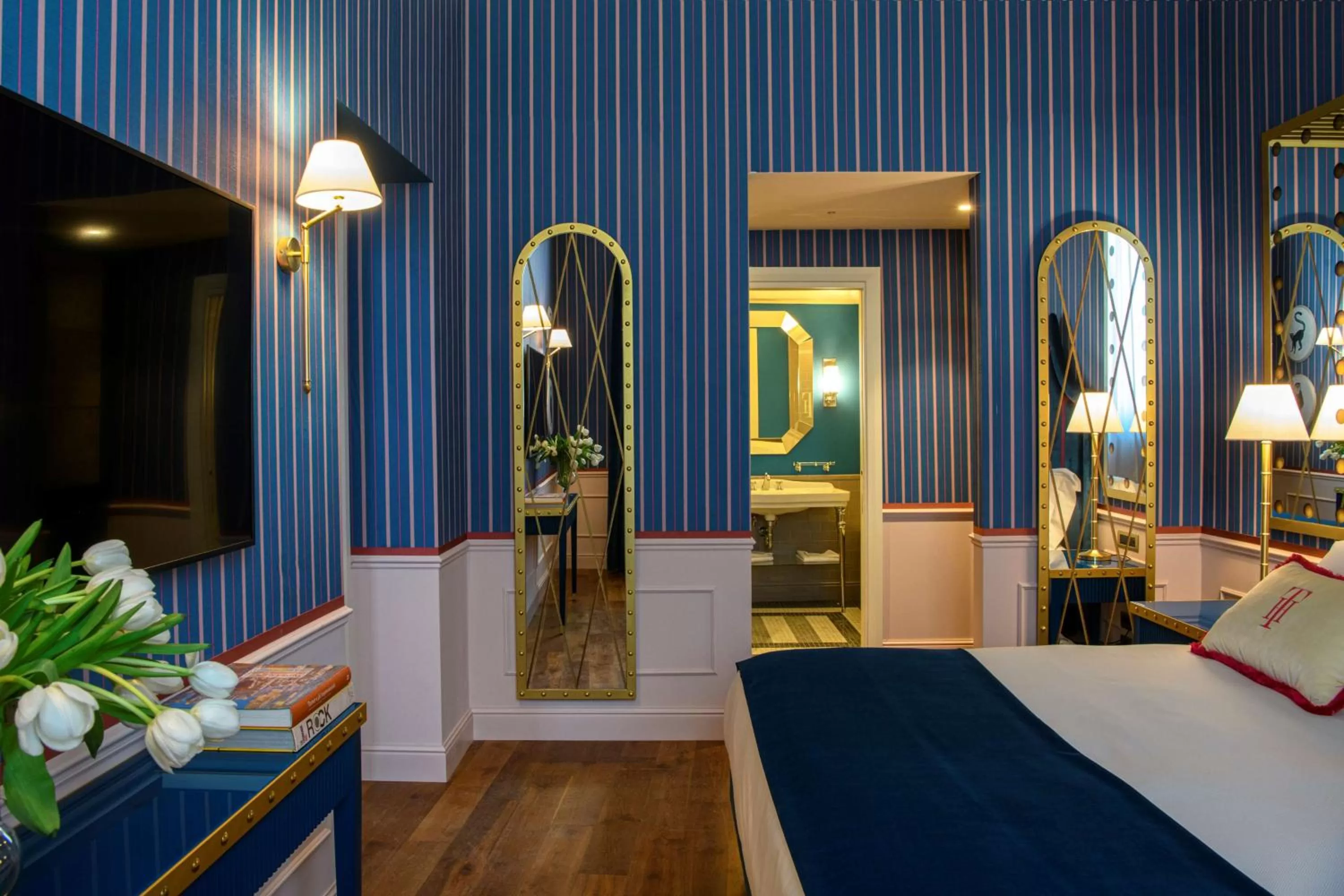 Photo of the whole room, Bed in IL Tornabuoni The Unbound Collection by Hyatt