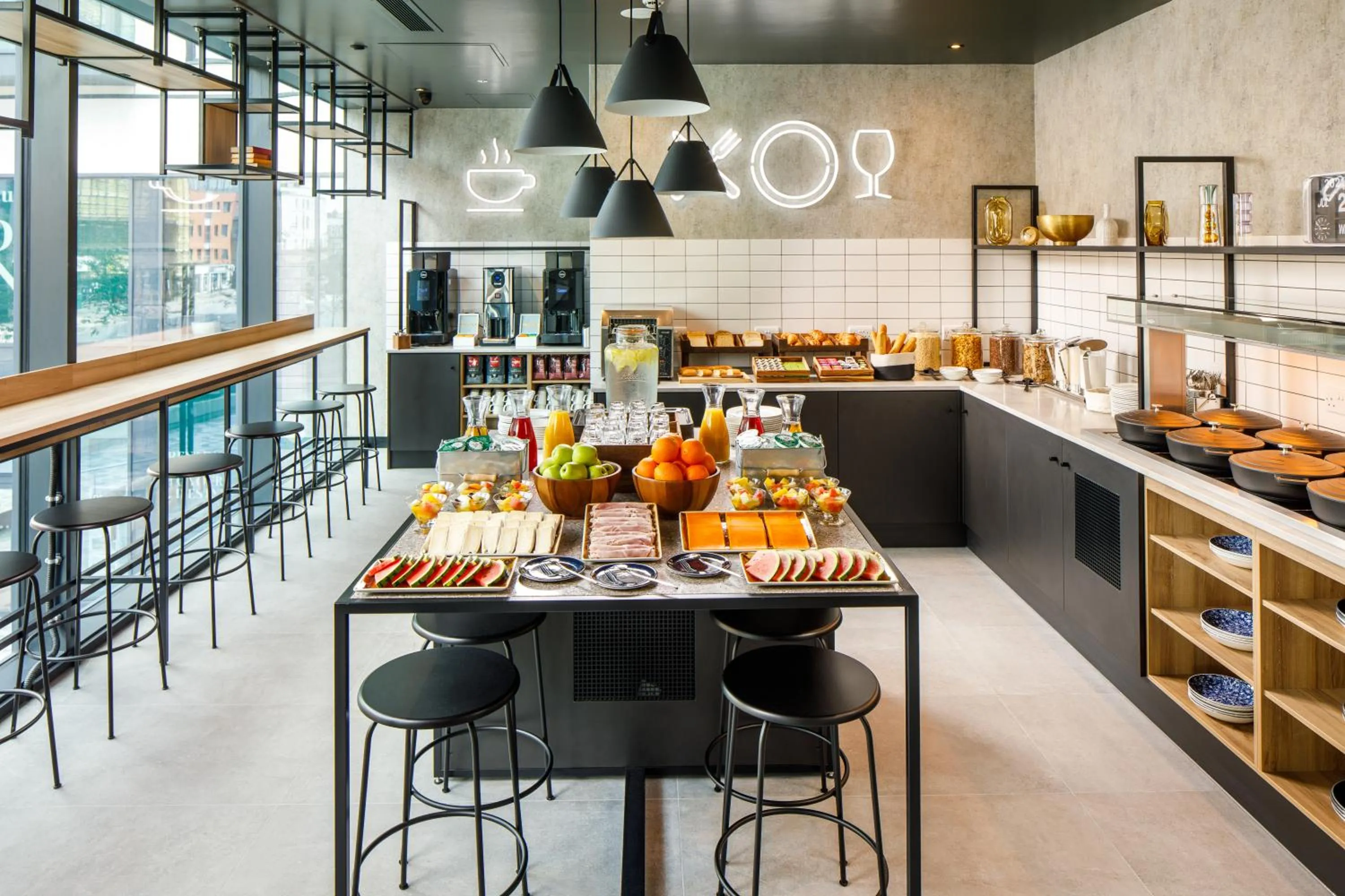 Restaurant/places to eat in Aparthotel Adagio London Sutton Point