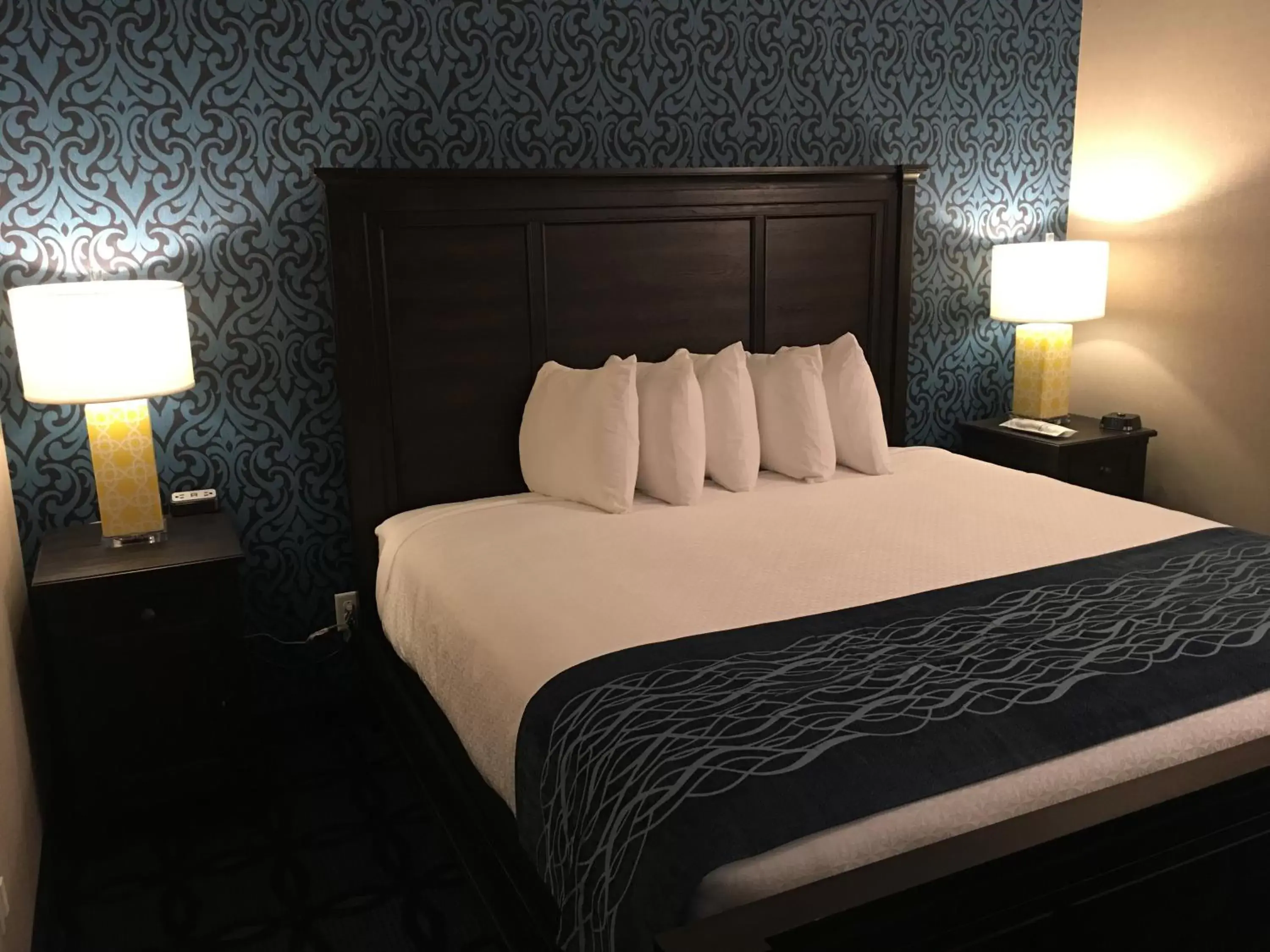 Bedroom, Bed in Lighthouse Hospitality Hannibal - Riverside Inn