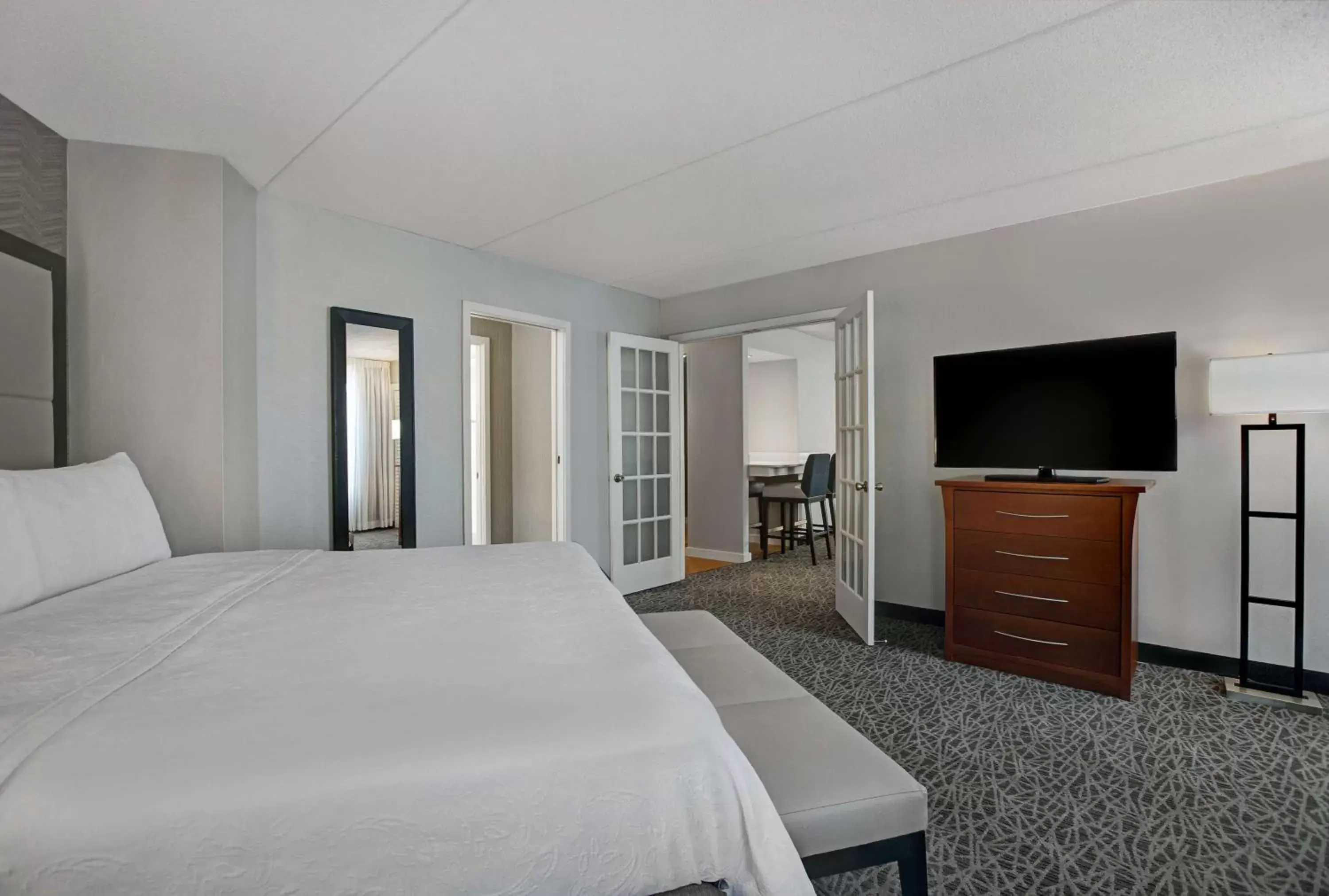 Bed, TV/Entertainment Center in Homewood Suites by Hilton Chicago-Lincolnshire