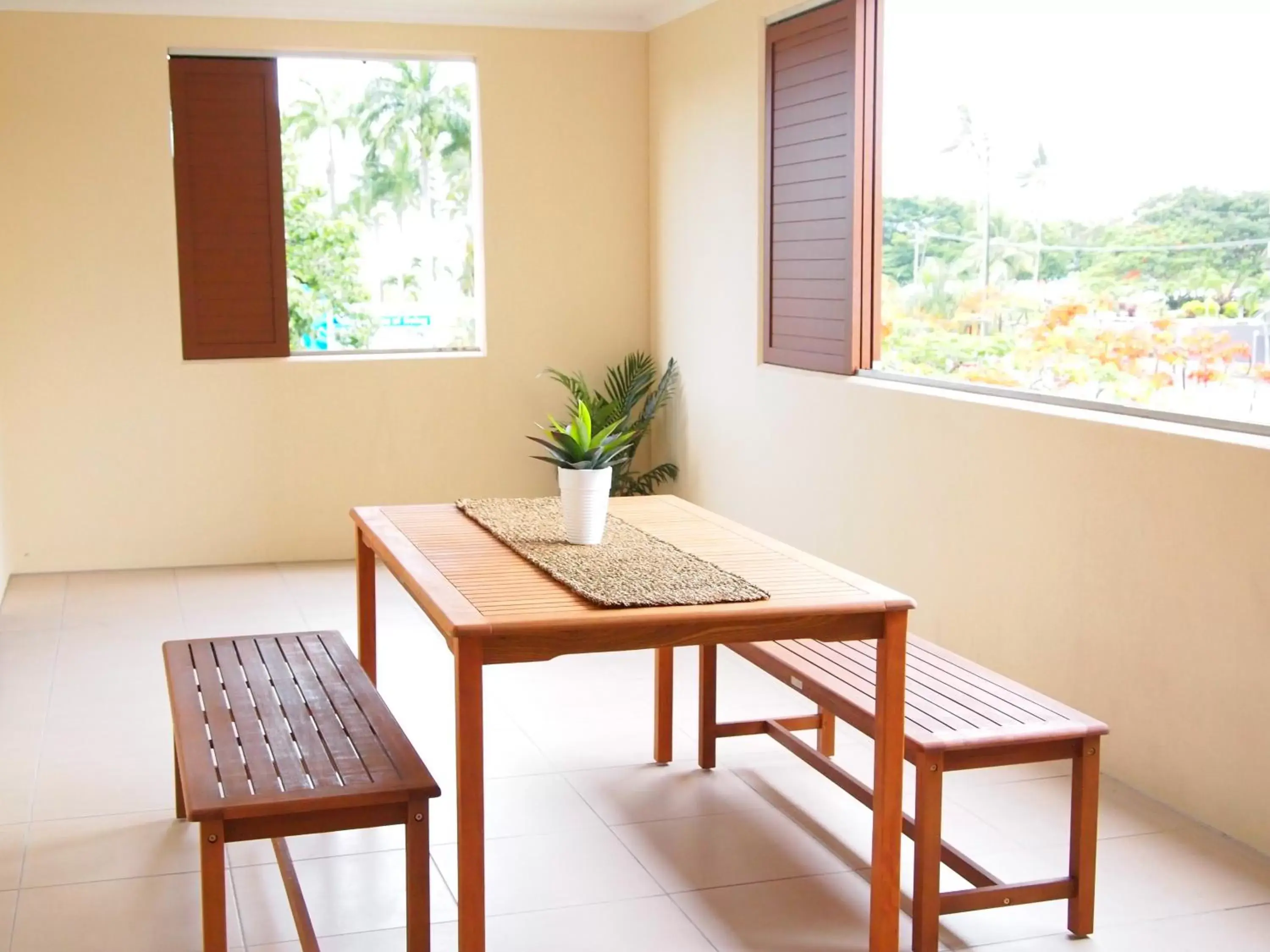 Balcony/Terrace, Dining Area in Edge Apartments Cairns