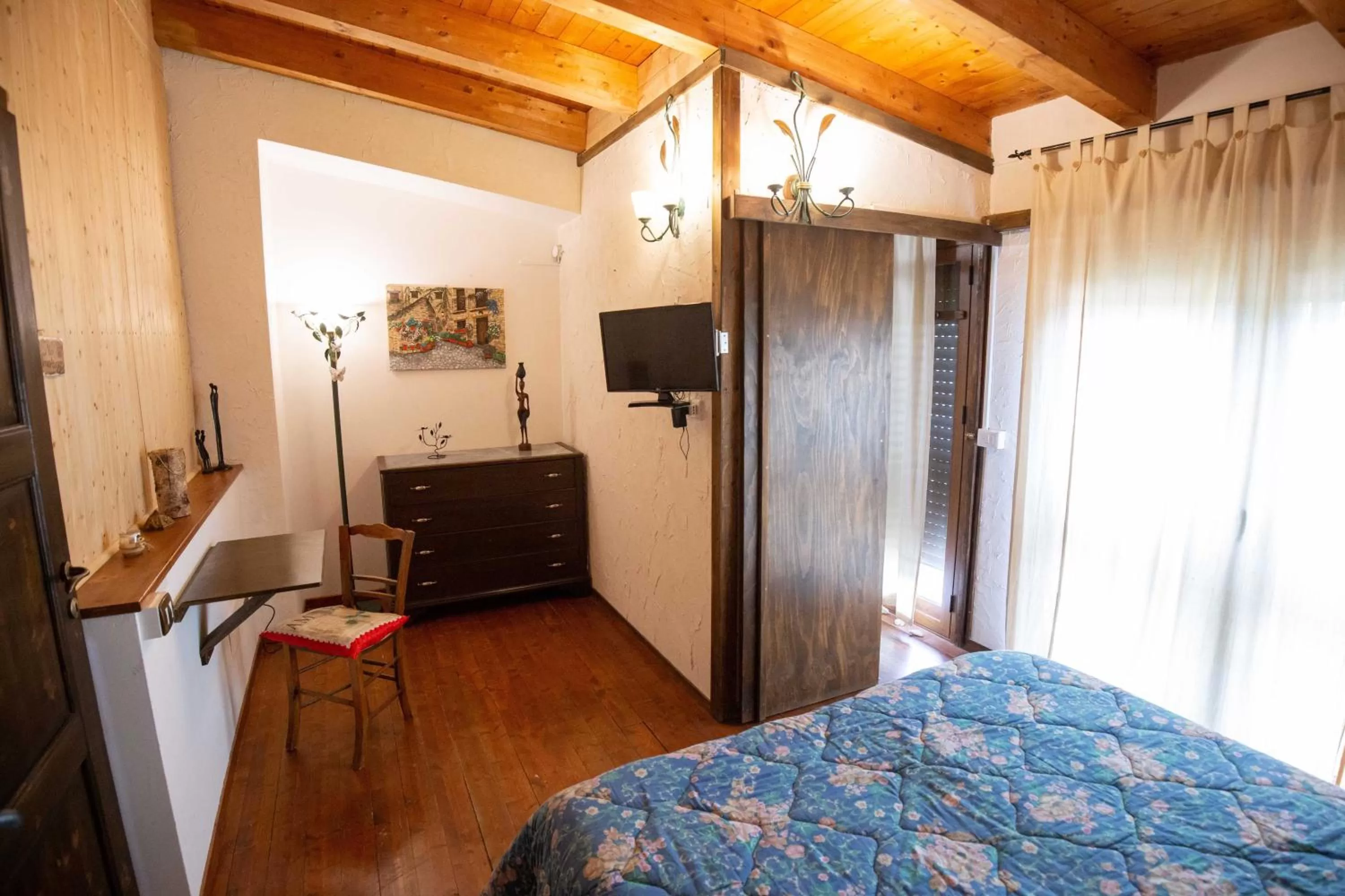 Photo of the whole room, Bed in La Casa In Pietra
